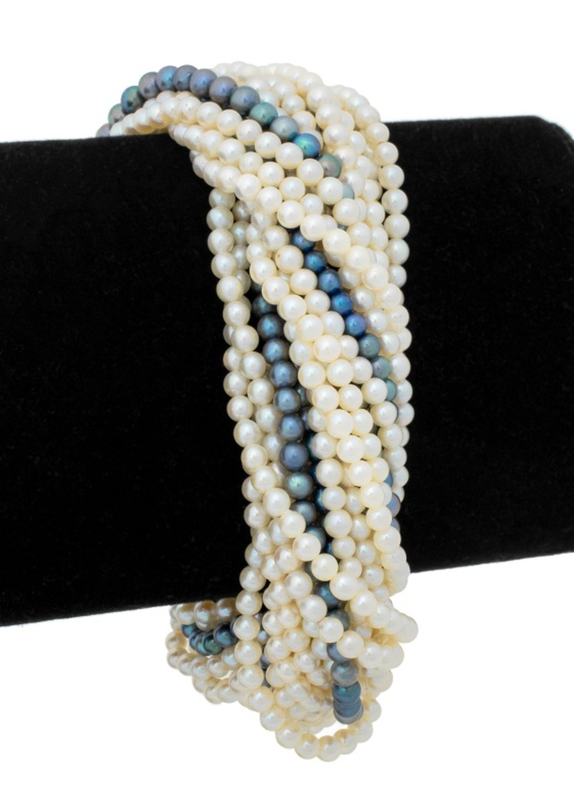 Moderno Multi-Strand Pearl Bracelet 18K Diamond Clasp in vendita