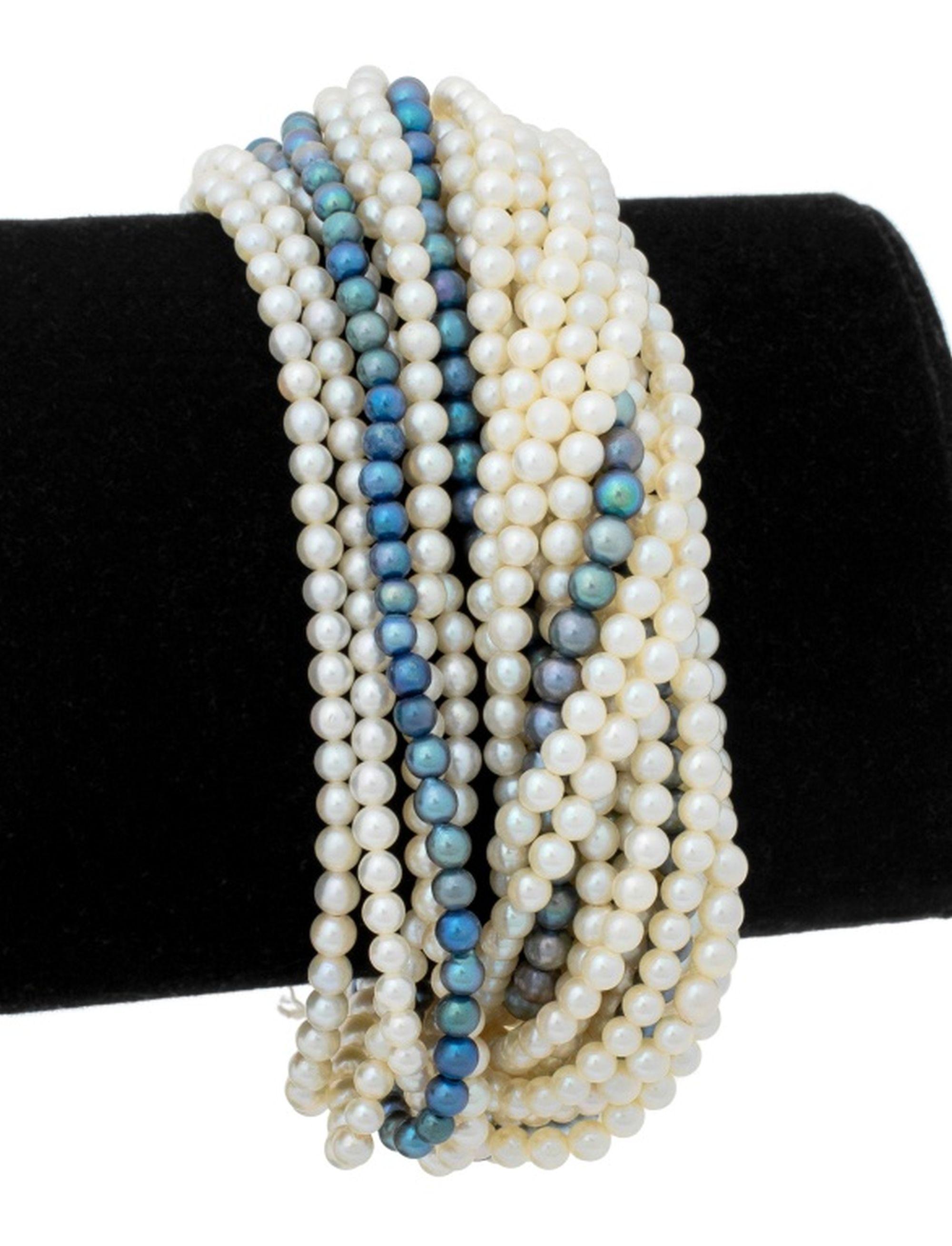 Multi-Strand Pearl Bracelet 18K Diamond Clasp In condizioni buone in vendita a Queens, NY