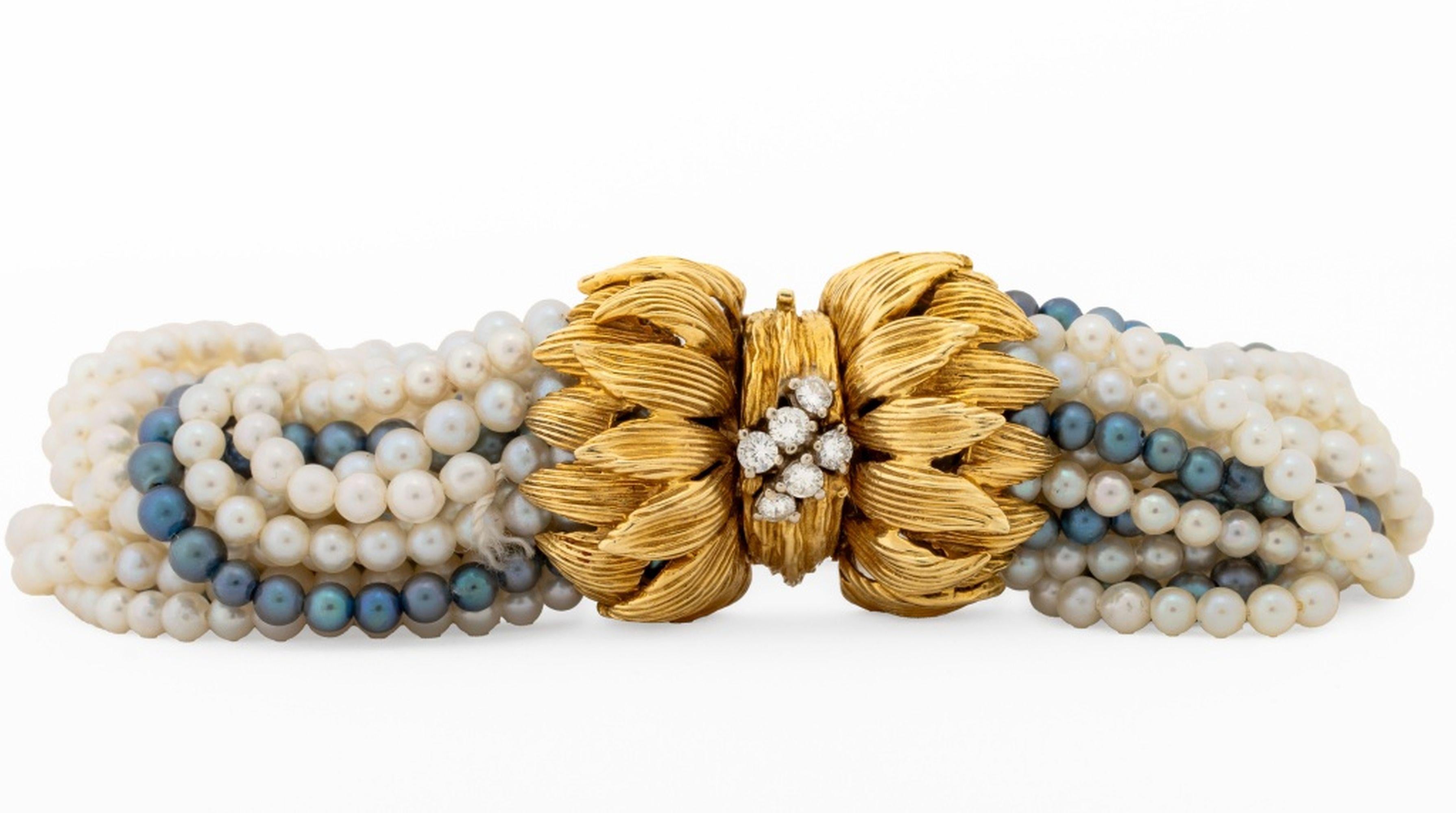 Multi-Strand Pearl Bracelet 18K Diamond Clasp in vendita 1