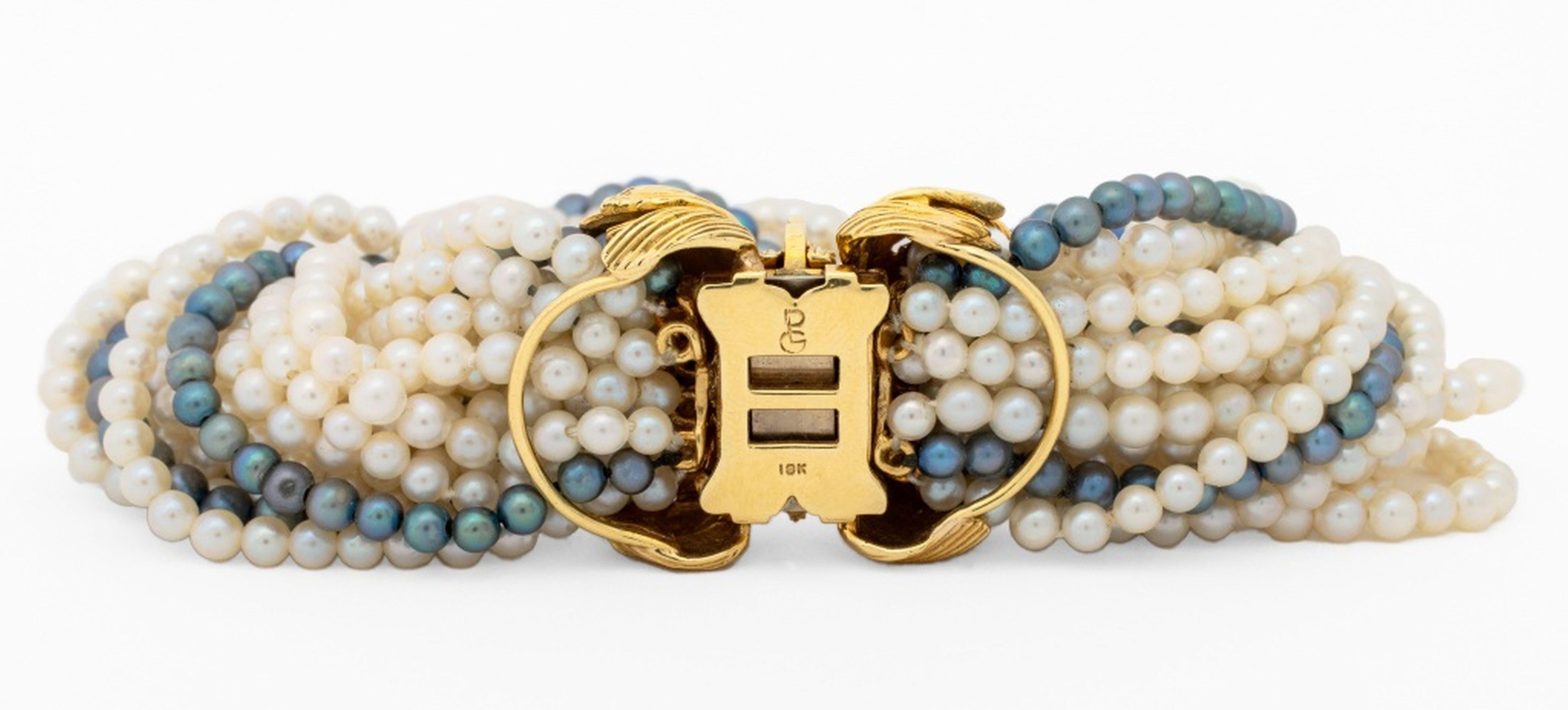 Multi-Strand Pearl Bracelet 18K Diamond Clasp in vendita 2