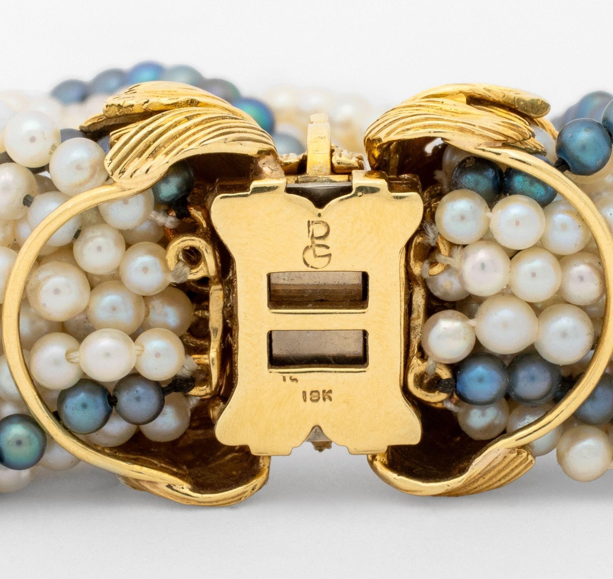 Multi-Strand Pearl Bracelet 18K Diamond Clasp in vendita 3