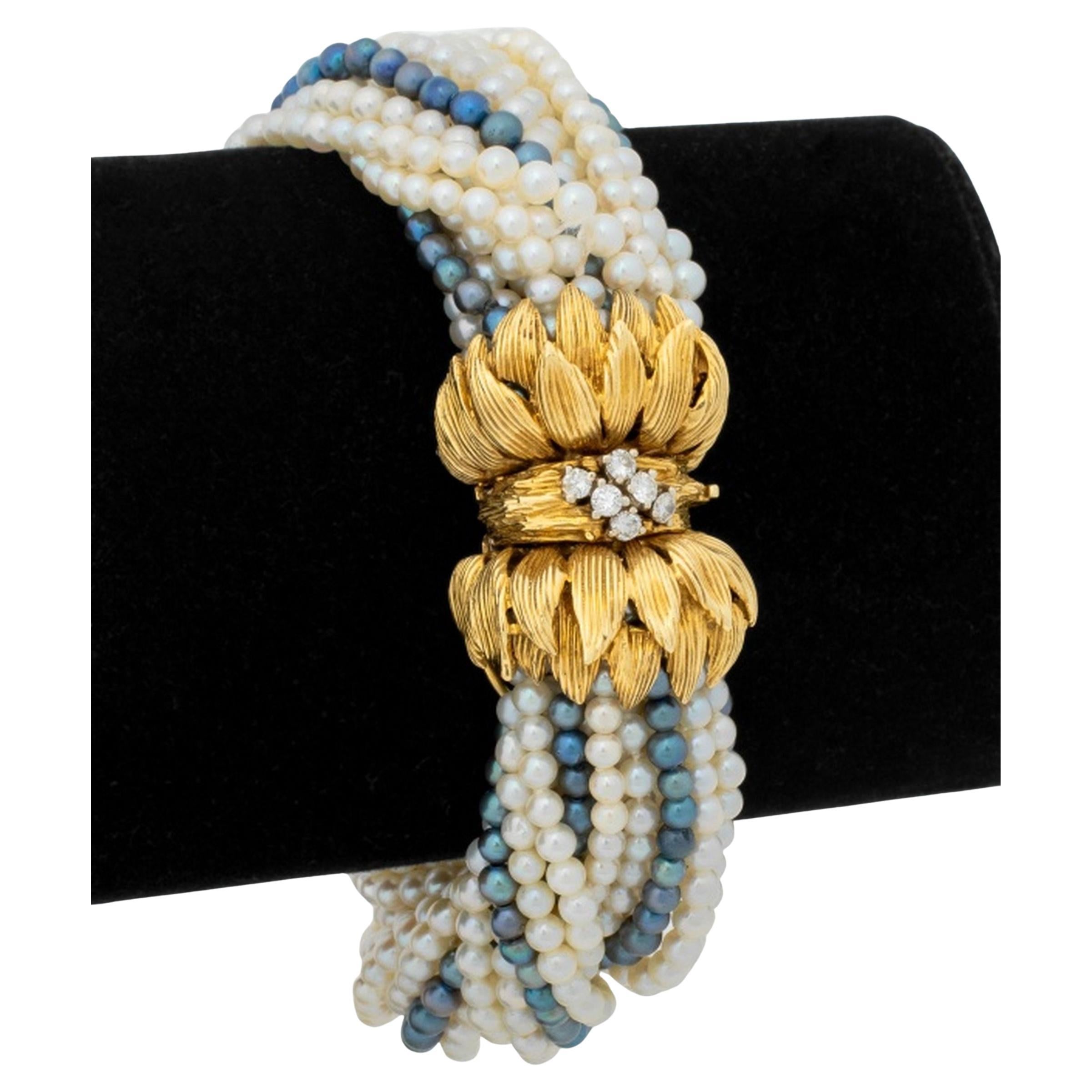 Multi-Strand Pearl Bracelet 18K Diamond Clasp in vendita