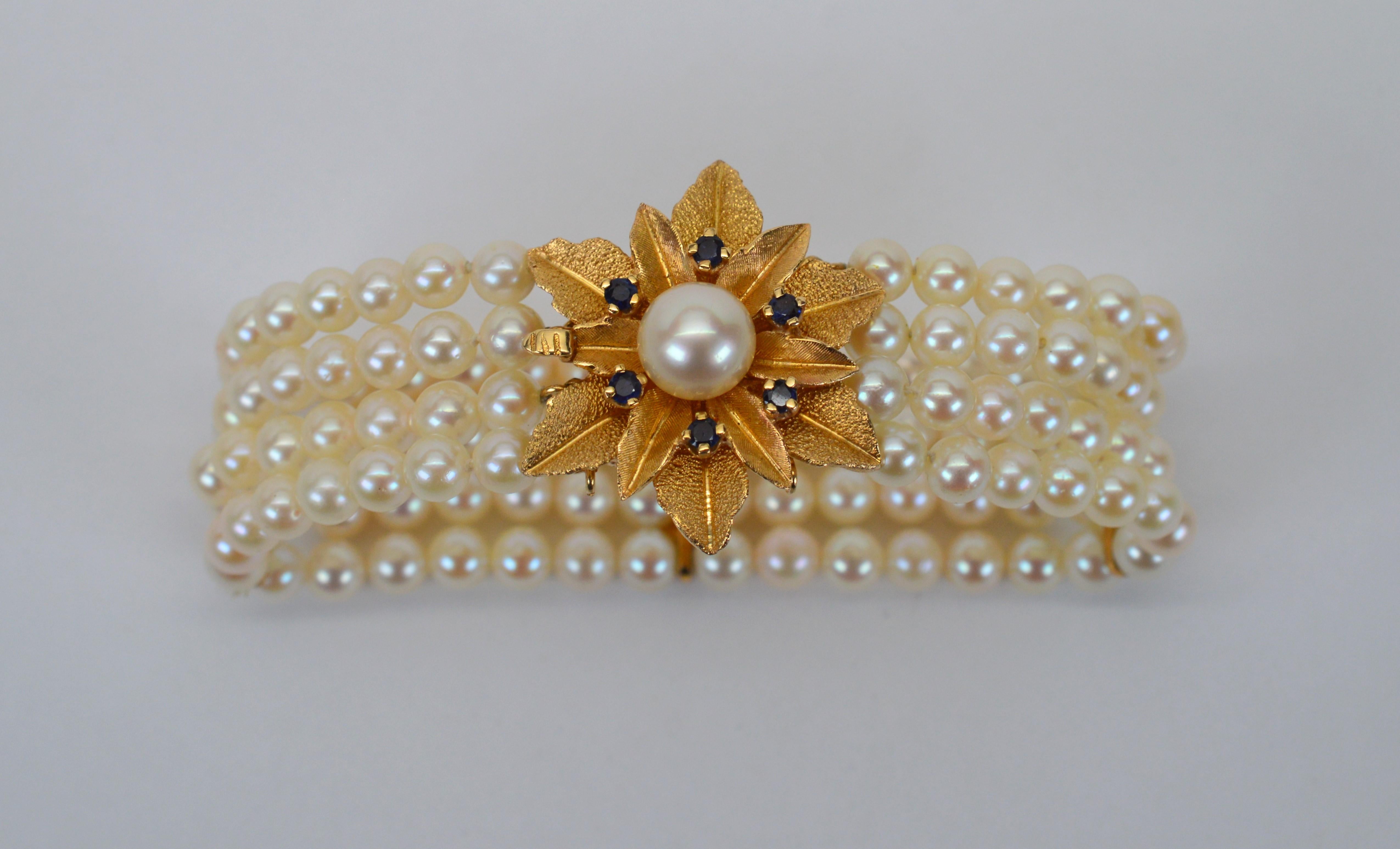 Mehrstrangiges Perlenarmband mit 14K Gold & Saphir-Blumenschliff-Verschluss (Rundschliff) im Angebot
