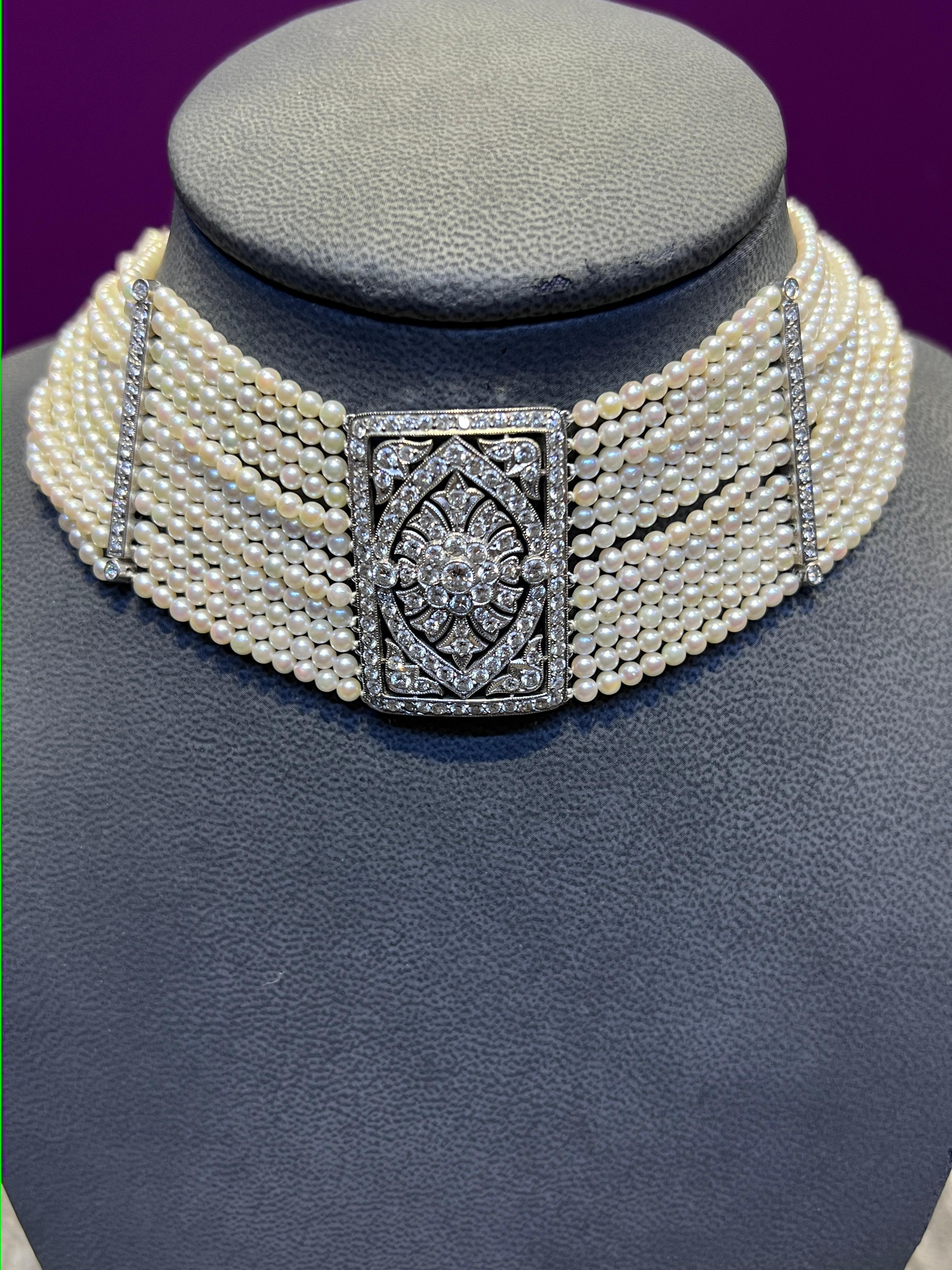 Collana girocollo con perle e diamanti a più fili 

Un girocollo con 12 fili di perle coltivate incastonate con distanziatori di diamanti e un pendente centrale con diamante.

Peso approssimativo del diamante: 3,11

Misure: Lunghezza
