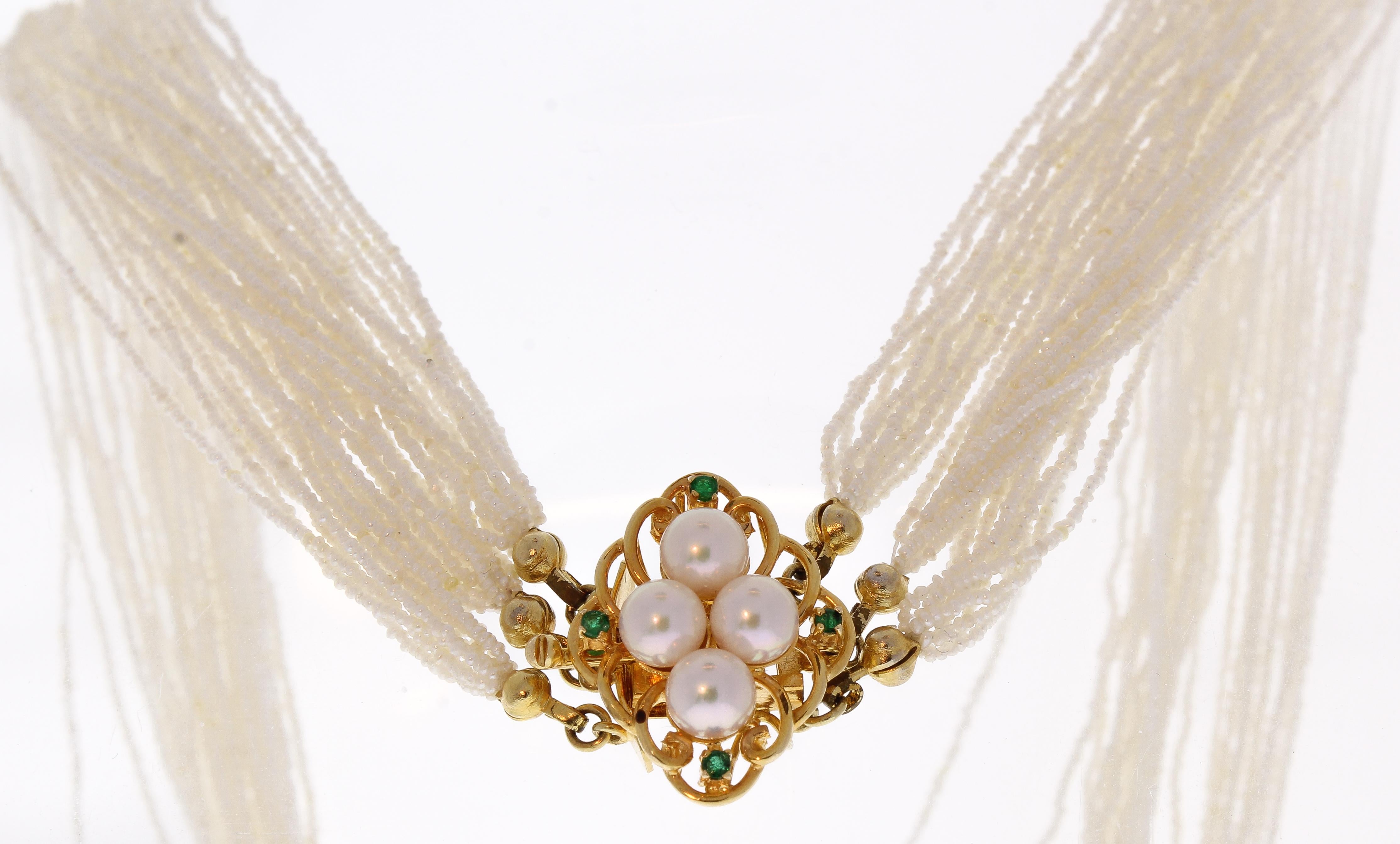 Mehrreihige Perlenkette mit Smaragd-Akzenten aus 14 Karat Gelbgold (Zeitgenössisch) im Angebot