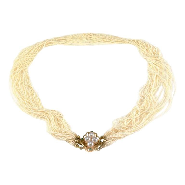 Collar de Perlas de Varios Filamentos con Detalles de Esmeralda en Oro Amarillo de 14 Kilates en venta