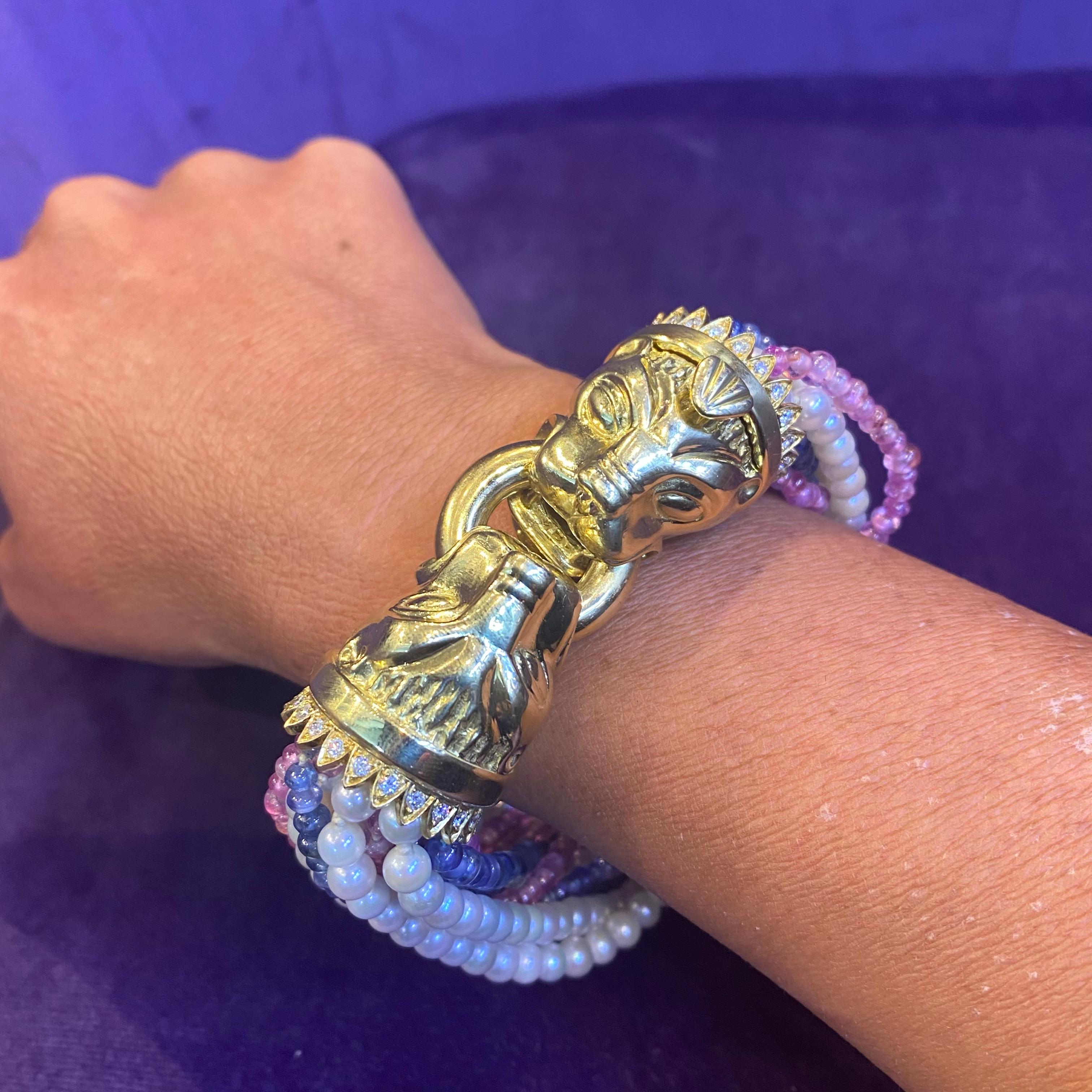 Mehrstrangiges Armband mit Löwenkopf aus Perlen, Rubin und Saphiren im Zustand „Hervorragend“ im Angebot in New York, NY