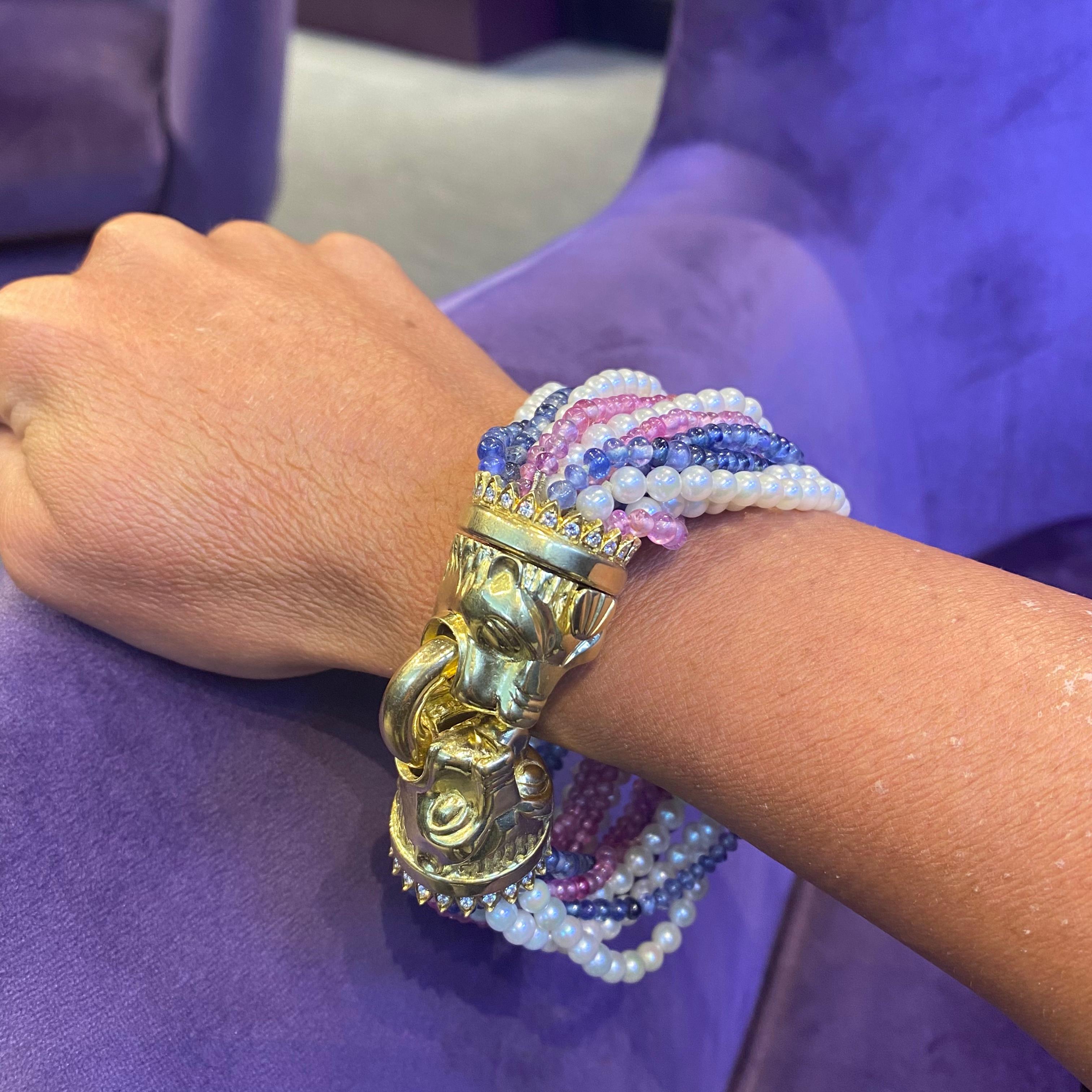 Bracelet tête de lion à plusieurs rangs de perles, rubis et saphirs Pour femmes en vente