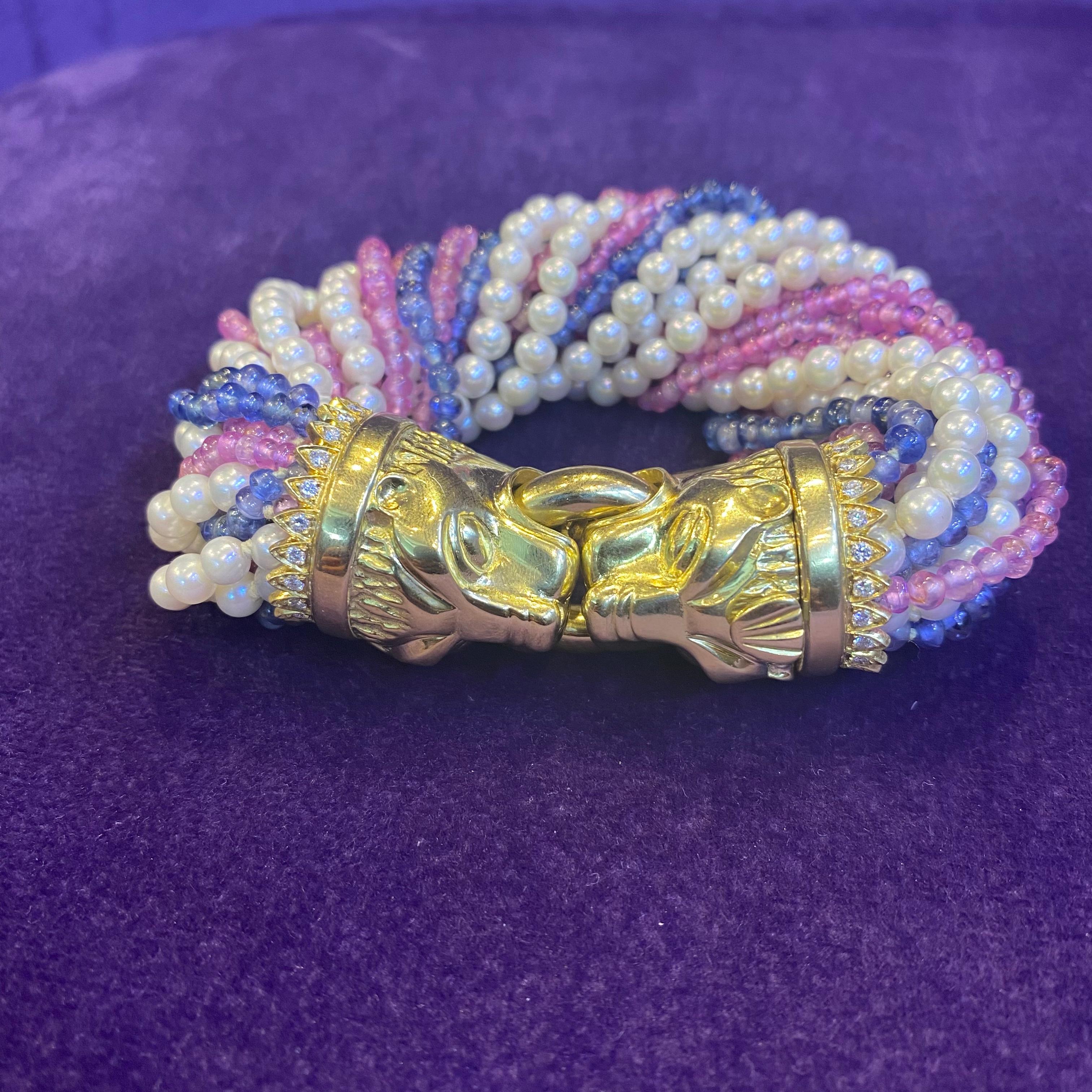 Bracelet tête de lion à plusieurs rangs de perles, rubis et saphirs en vente 3