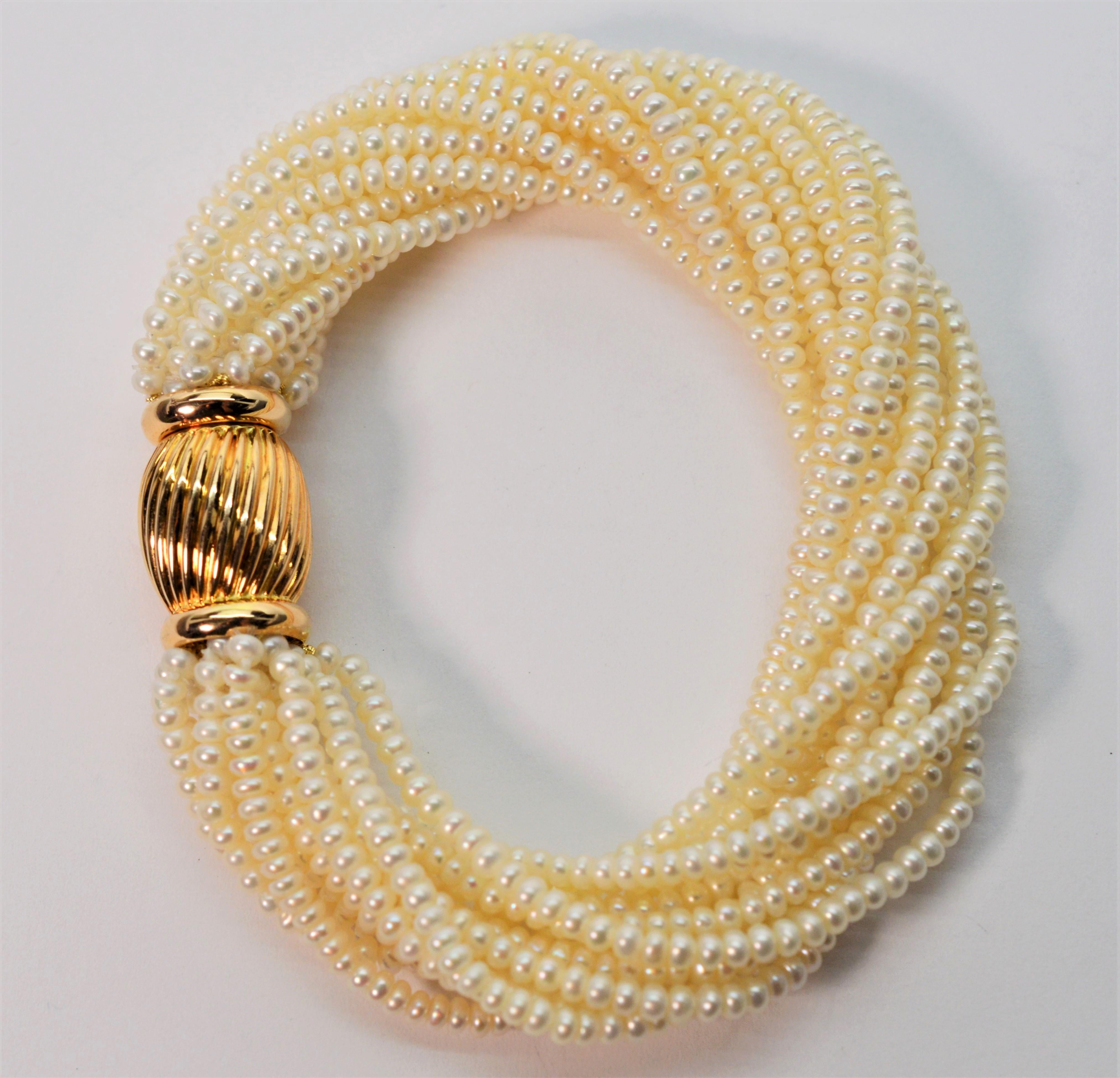 Mehrstrangiges Perlen-Wickelarmband mit dekorativem Gelbgold-Schleifenverschluss (Rundschliff) im Angebot
