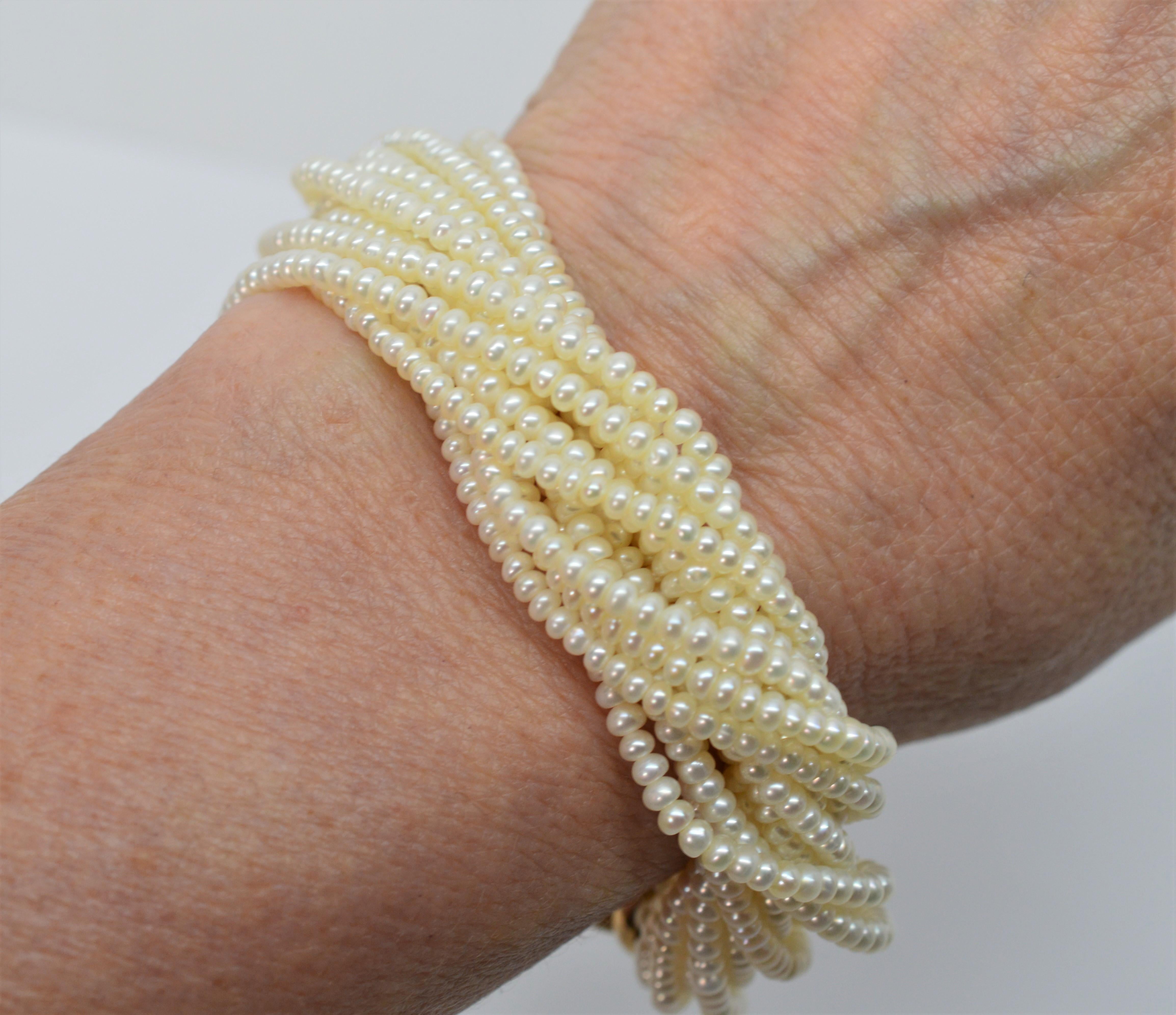 Mehrstrangiges Perlen-Wickelarmband mit dekorativem Gelbgold-Schleifenverschluss im Zustand „Neu“ im Angebot in Mount Kisco, NY