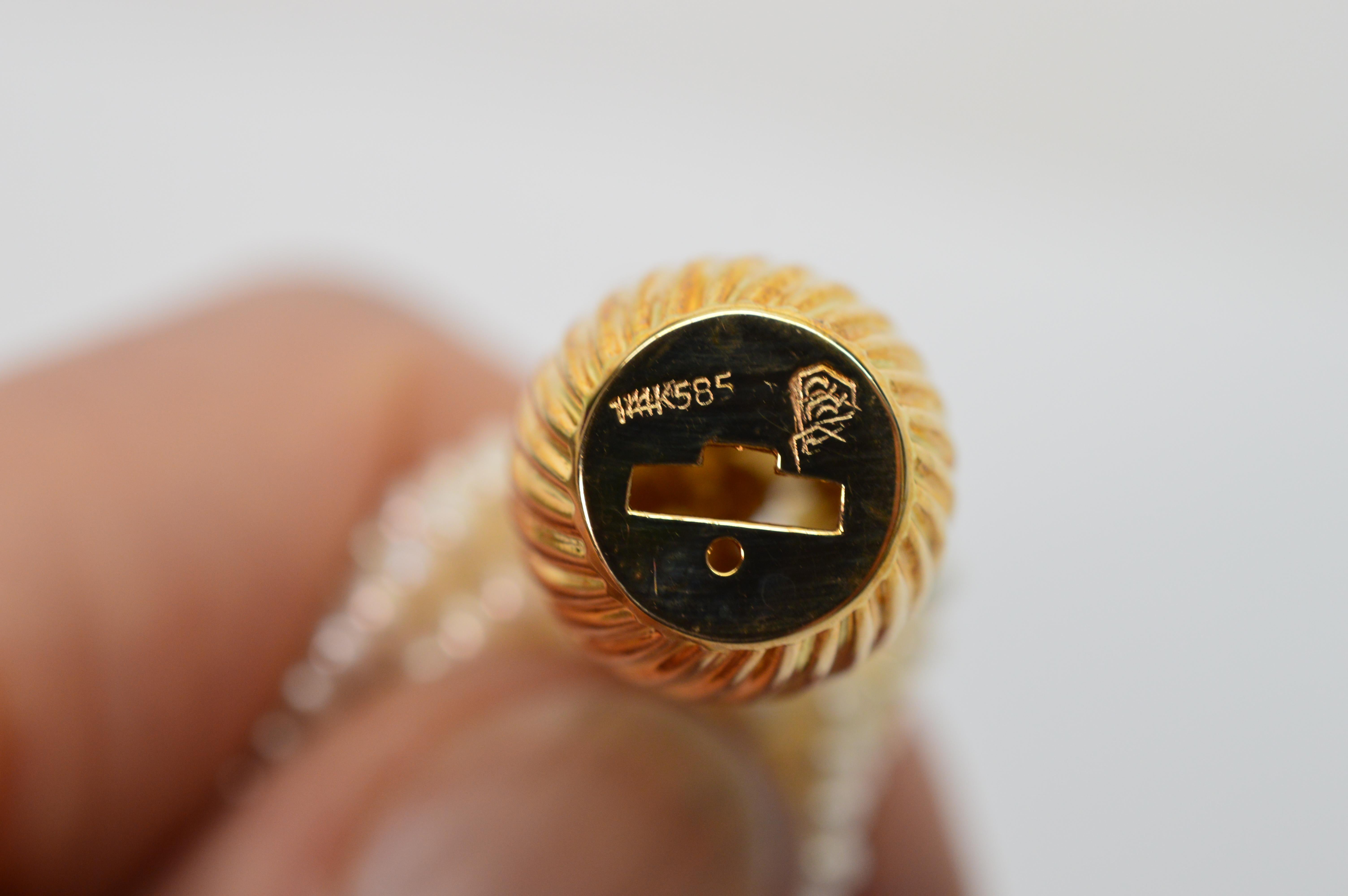Mehrstrangiges Perlen-Wickelarmband mit dekorativem Gelbgold-Schleifenverschluss Damen im Angebot
