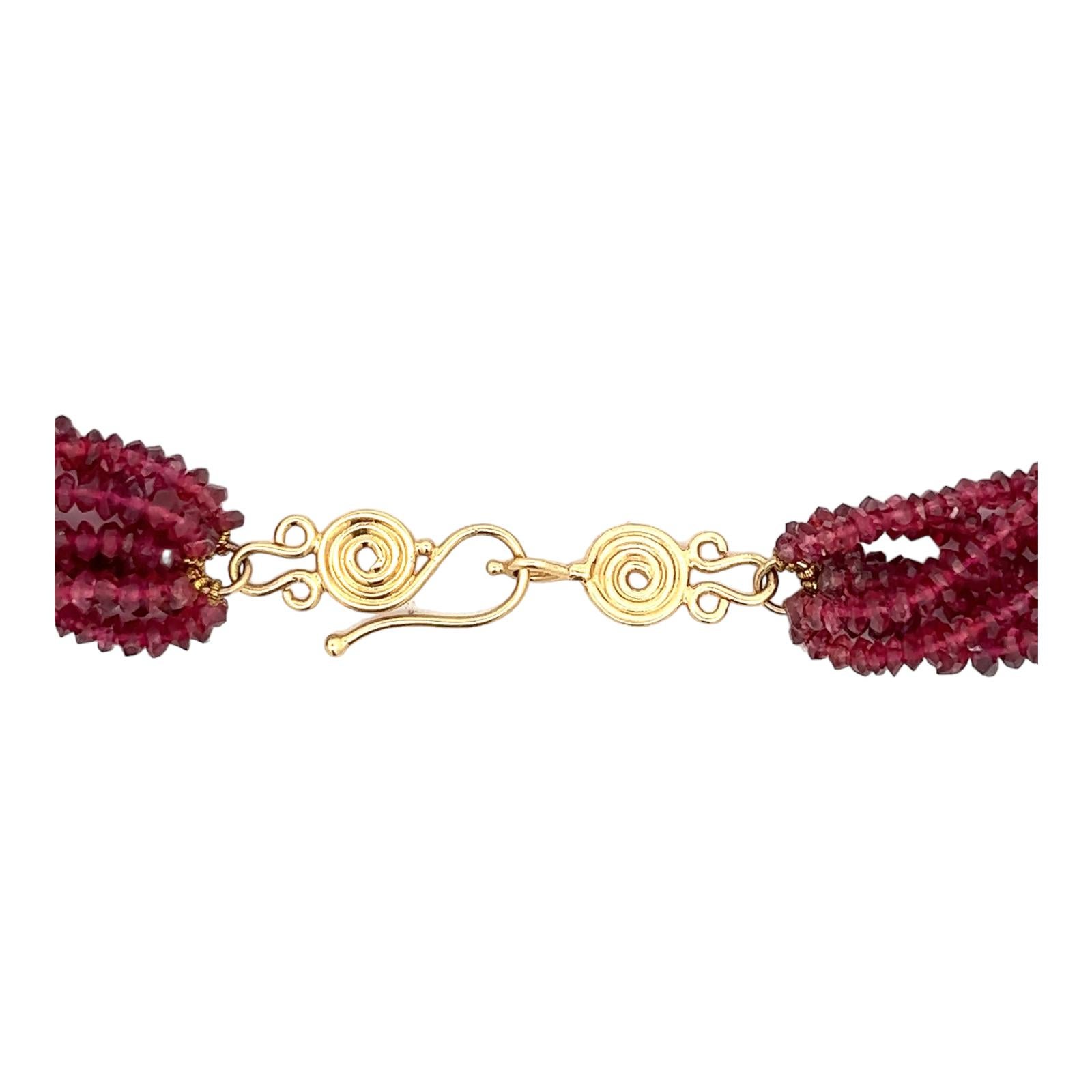 Moderne Collier de perles de rubis multibrins en or jaune 14 carats avec fermoir à crochet en vente