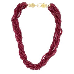 Mehrreihige Rubin-Perlen-Halskette aus 14 Karat Gelbgold mit Knopfverschluss