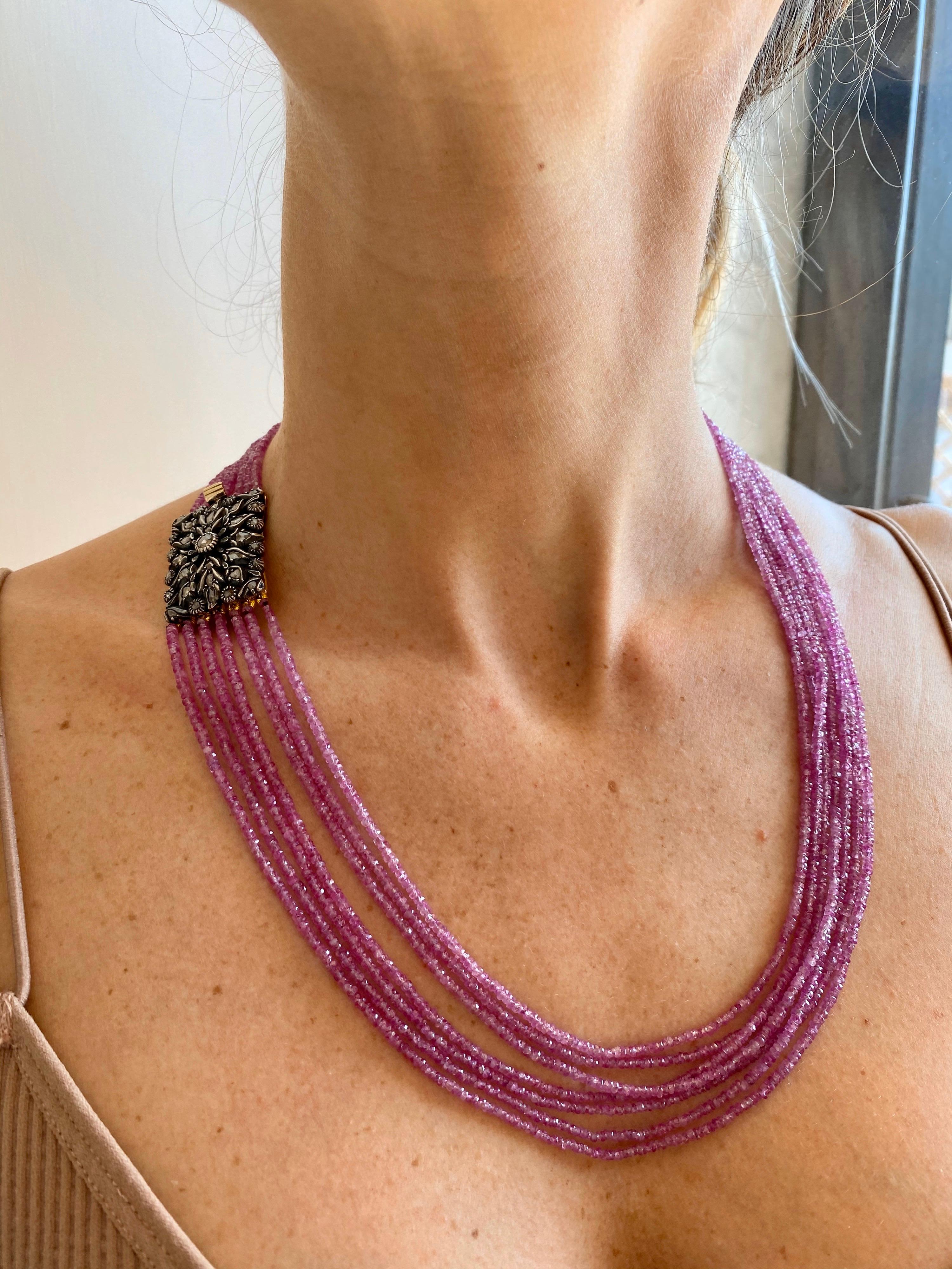 Mehrreihige Rubin-Halskette mit antikem Diamant-Goldverschluss Damen im Angebot