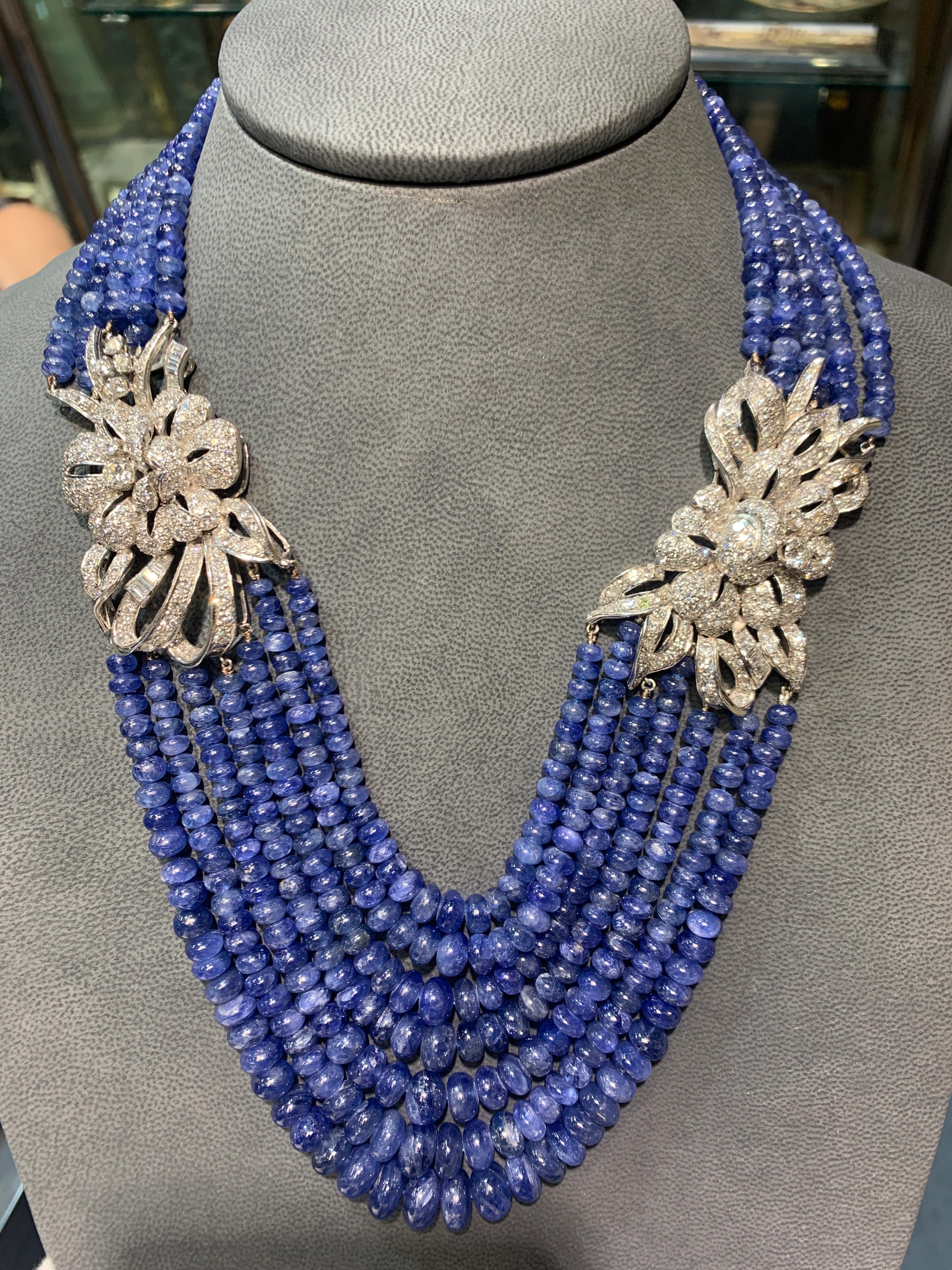 Sapphire Bead & Diamond Necklace
7 Stränge aus Sapphire Beads:: die durch Diamond Flower Enhancers miteinander verbunden sind
Shortest Strand Length: 18