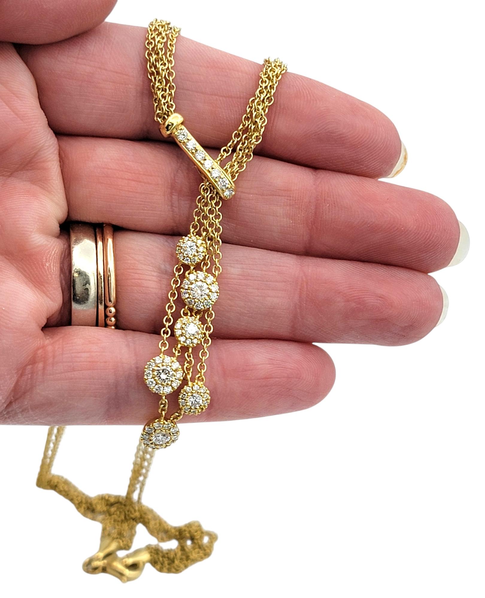 Mehrstrangige gestufte Diamant-Halo-Tropfen-Halskette aus 18 Karat Gelbgold im Angebot 3