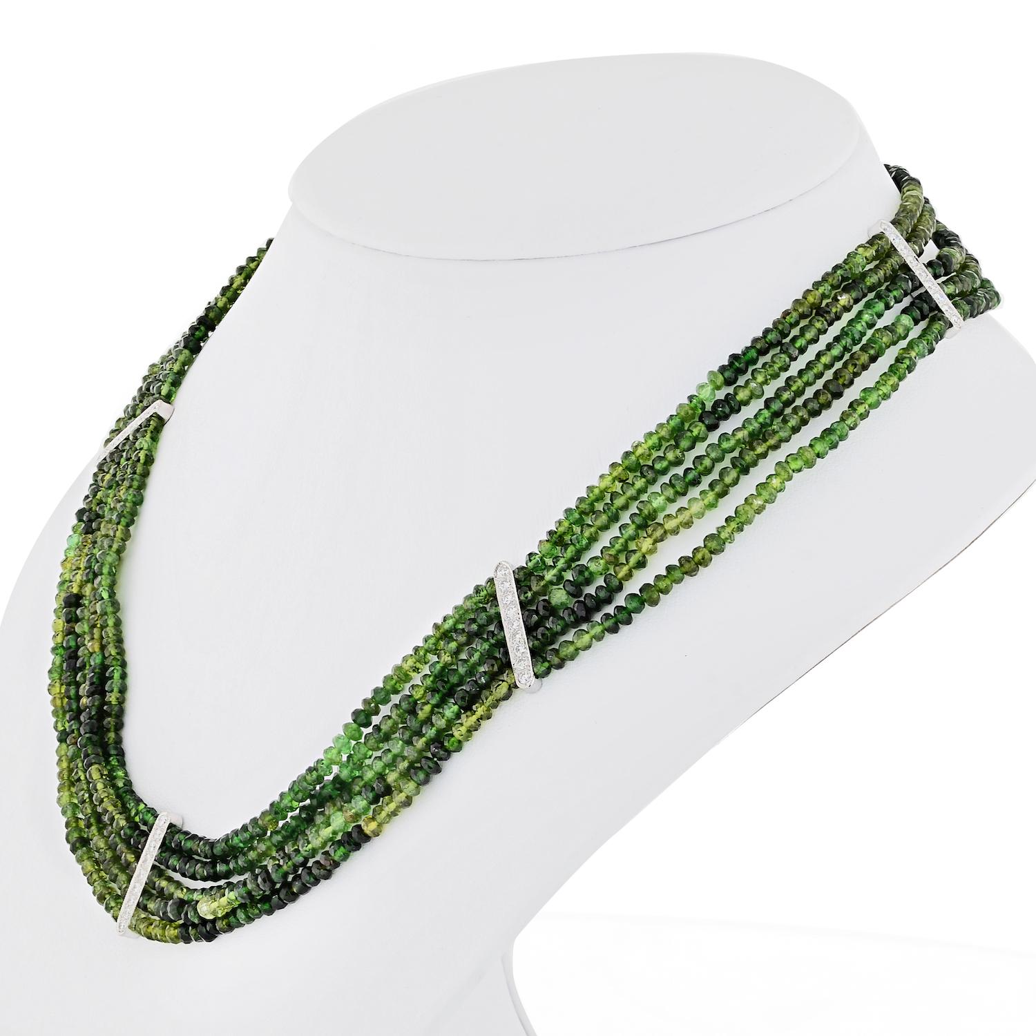 Ce collier de tourmaline multi-brins a une belle couleur verte avec des entretoises en platine et un fermoir en platine au dos. Serti de diamants ronds d'une valeur approximative de 2.00cts 
Longueur : 18 pouces