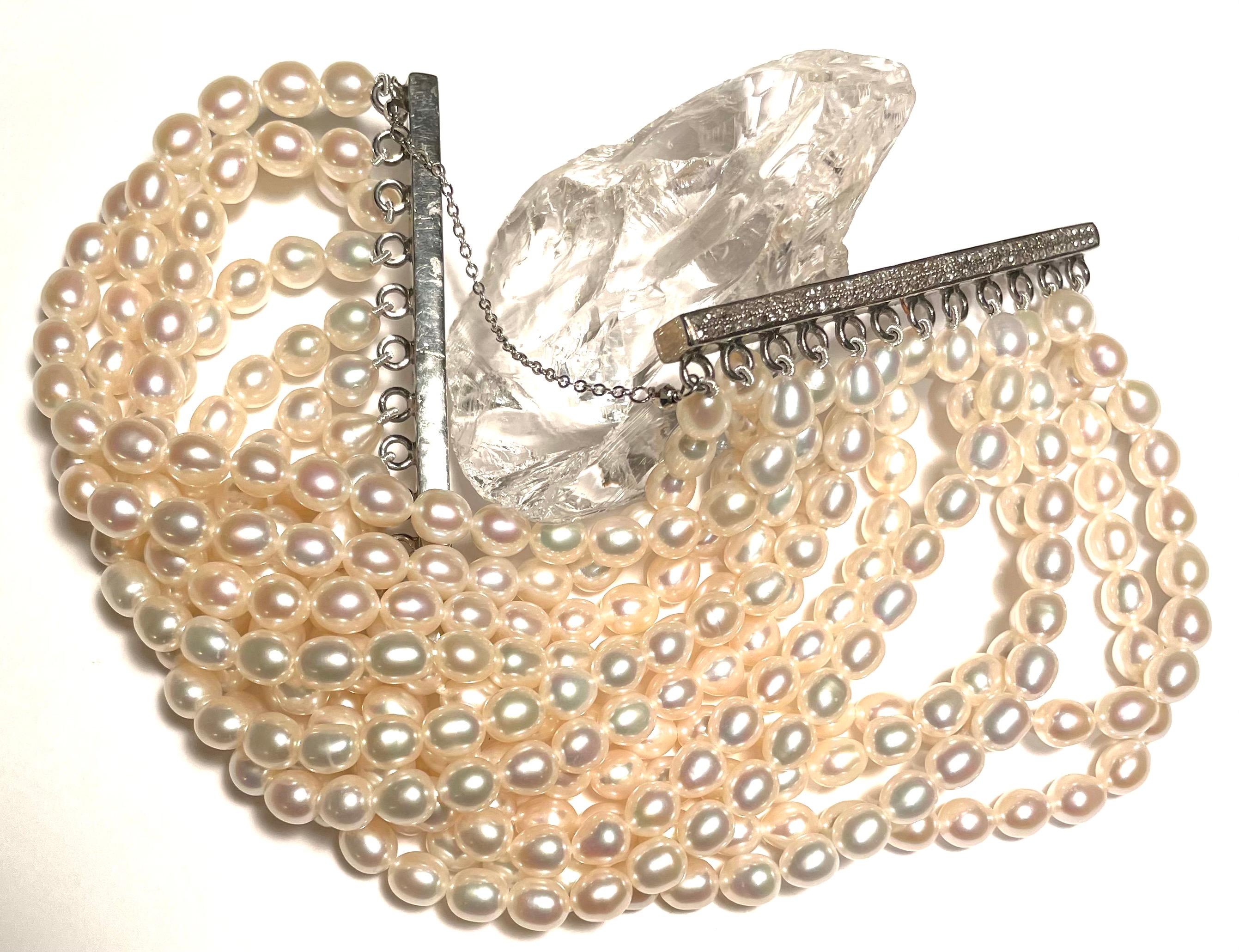 Mehrstrangiges Armband aus weißen, leuchtenden Perlen mit Diamanten und Verschluss im Zustand „Neu“ im Angebot in Laguna Beach, CA