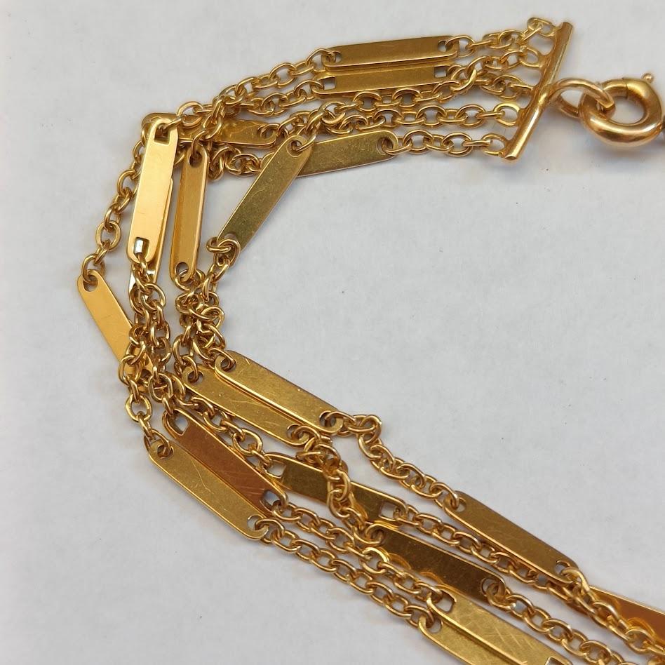 A vintage 18K gold bracelet composed of 5 strands of forçat links, alternating with small plaques. Spring clasp. Stamped 750.

Lenght: 19 cm
Weight: 10 grams

Good condition, normal wear.