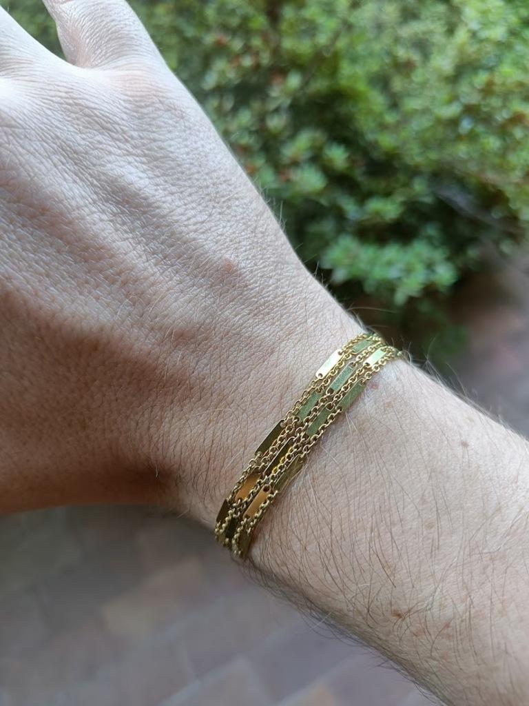 Brazalete vintage de oro de 18 quilates compuesto por 5 tiras de eslabones forçat, alternadas con pequeñas placas. Cierre de muelle. Sello 750.

Longitud: 19 cm
Peso: 10 gramos

Buen estado, desgaste normal.