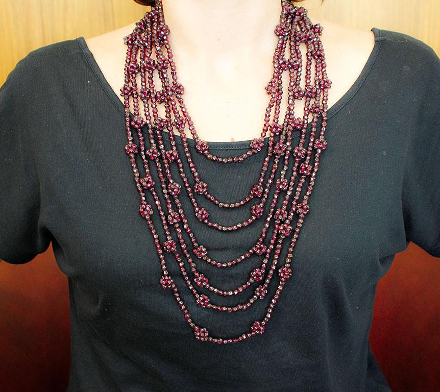 Multi-Strands Garnets Beaded Necklace with Golden Silver Clasp In Good Condition In Marcianise, Marcianise (CE)