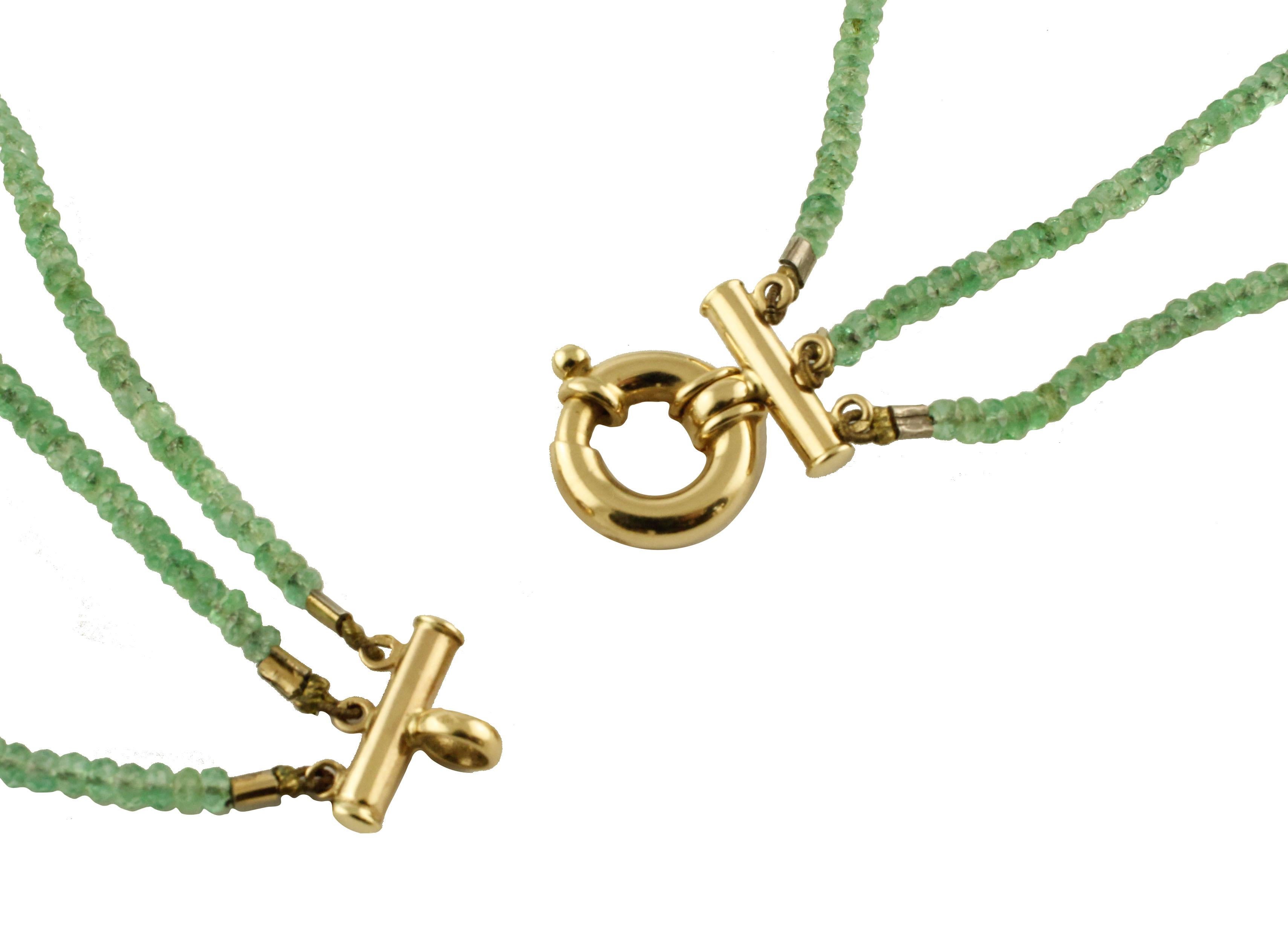 Taglio rotondo Multi fili di alta qualità  Collana Choker in oro con smeraldi in vendita