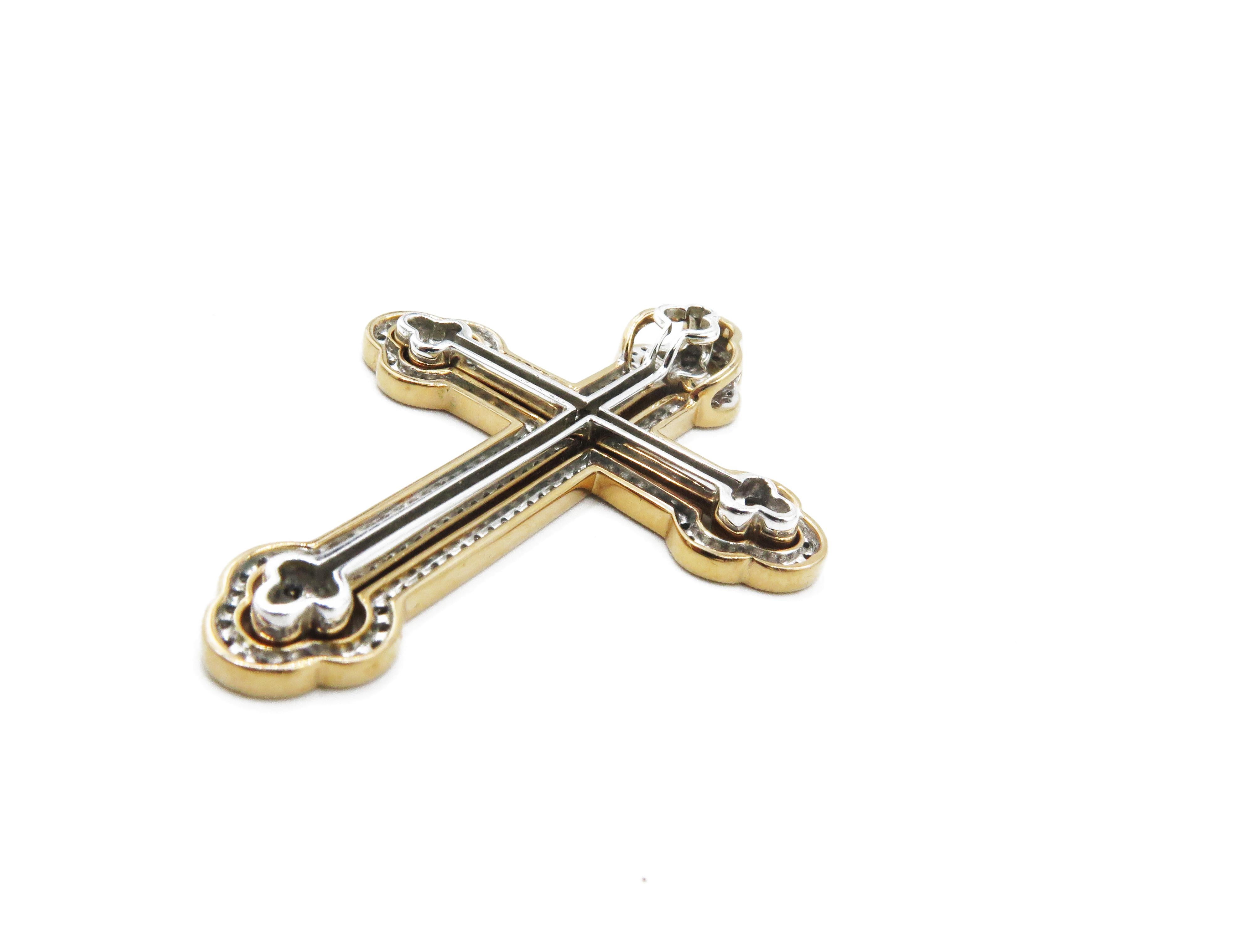 Cet élégant pendentif multi-styles est très unique car il peut être porté de trois manières différentes, comme le montrent les photos jointes. Une magnifique monture en or rose 18k représentant une croix celtique est constellée de diamants blancs