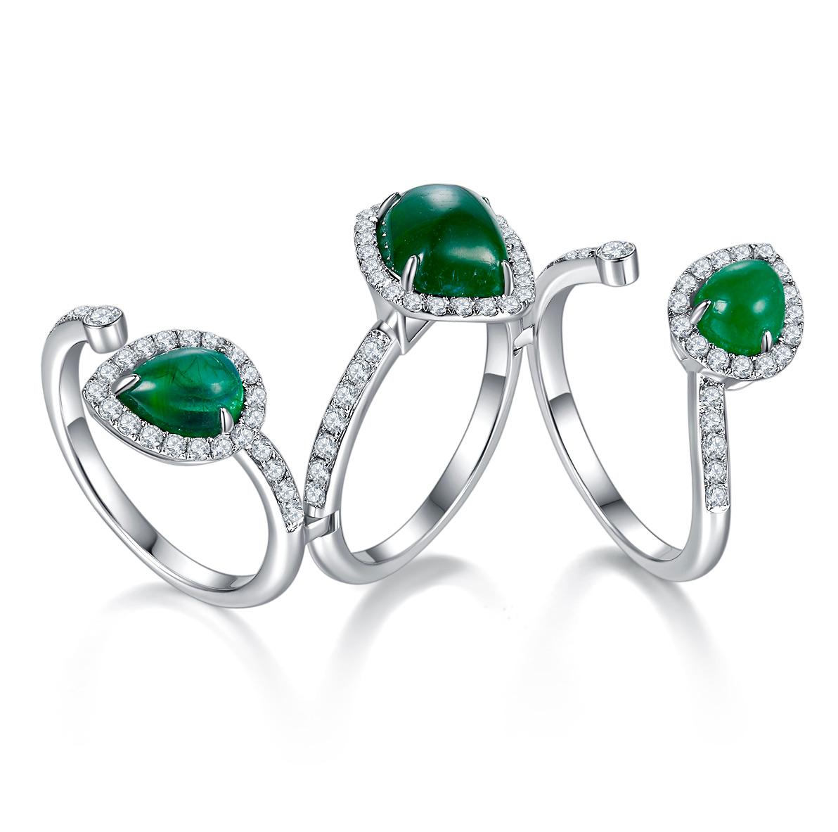 Taille cabochon « sugarloaf » Bague en or blanc Eostre de style multi-style avec émeraude vert vif et diamants en vente