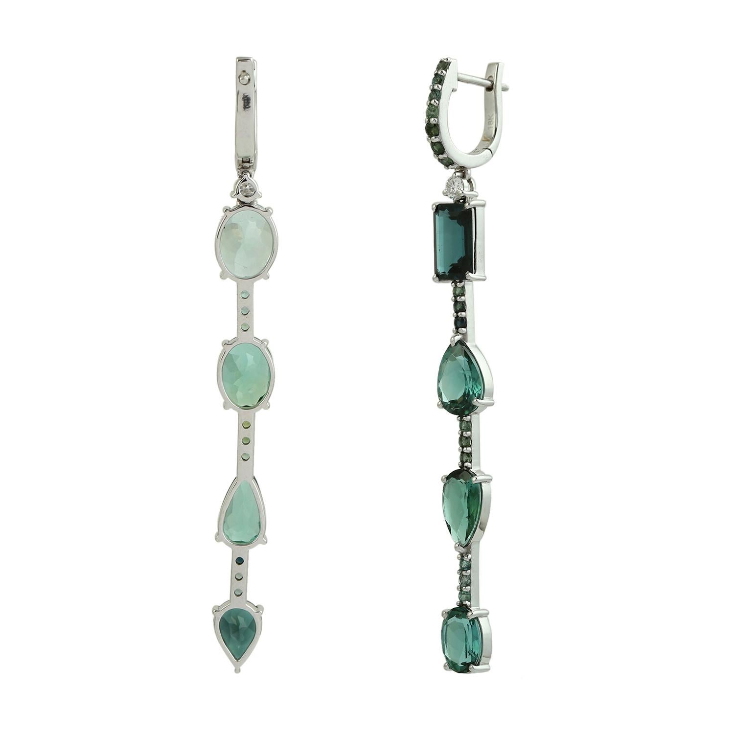 Art Déco Orecchini pendenti con tormalina verde a più livelli e diamanti in oro bianco 18 ct. in vendita