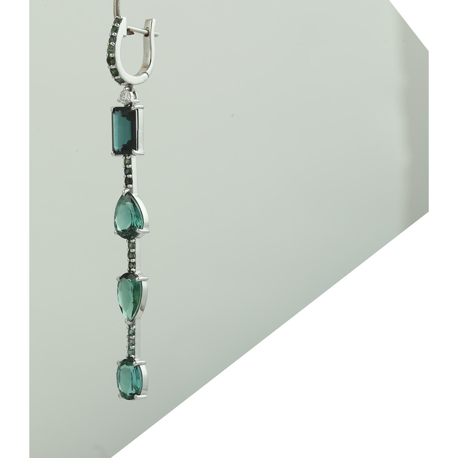 Taglio misto Orecchini pendenti con tormalina verde a più livelli e diamanti in oro bianco 18 ct. in vendita