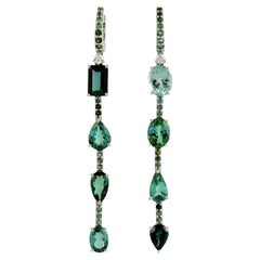 Orecchini pendenti con tormalina verde a più livelli e diamanti in oro bianco 18 ct.