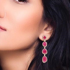 Boucles d'oreilles pendantes en or rose 18 carats avec rubis du Mozambique et diamants
