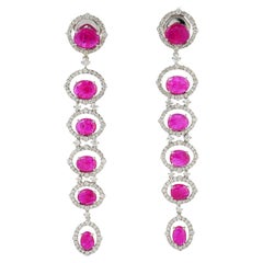 Boucles d'oreilles pendantes en or blanc 18 carats avec rubis et diamants