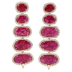 Orecchini pendenti con rubino a più livelli e pavé di diamanti in oro rosa 18 carati