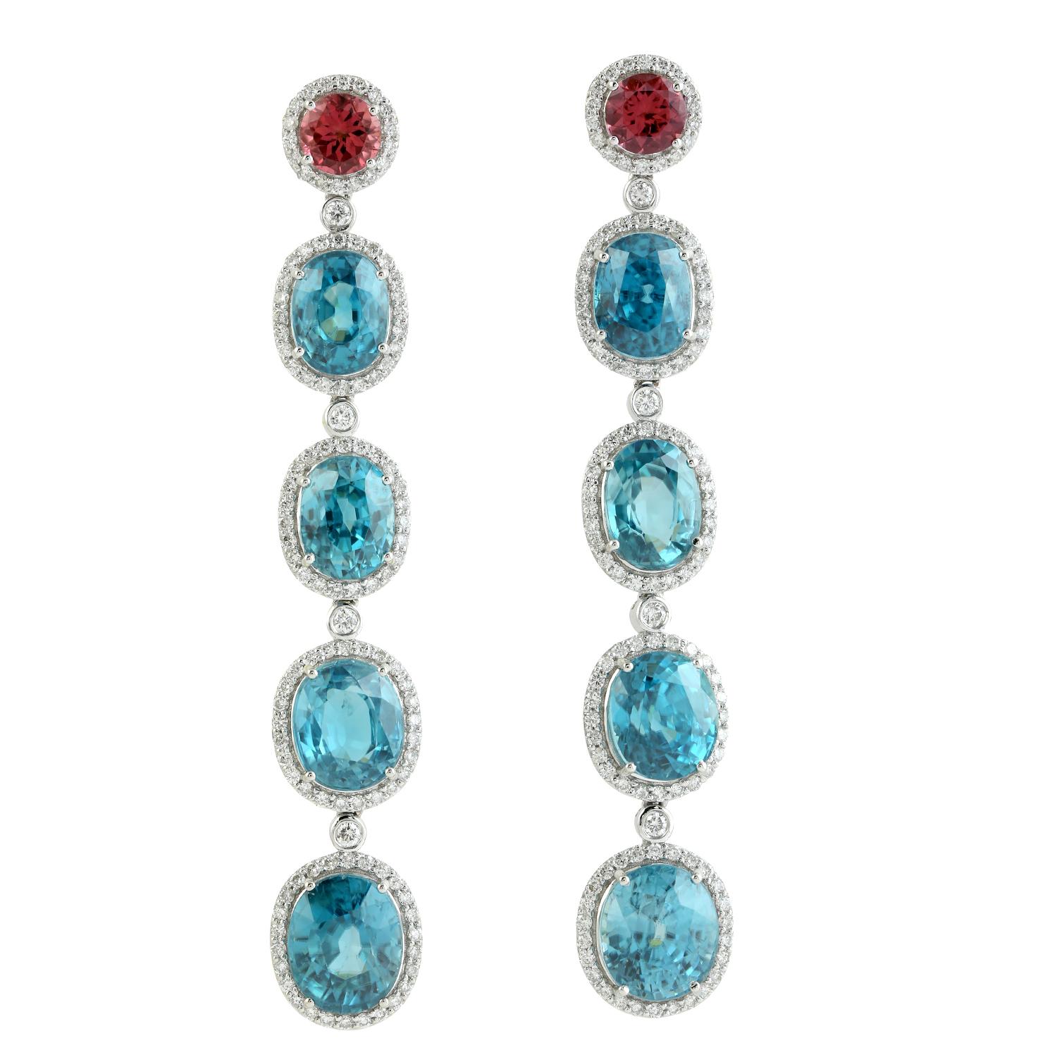Mehrstufige Turmalin- und blaue Zirkon-Ohrringe mit Diamanten aus 18 Karat Weißgold (Gemischter Schliff) im Angebot