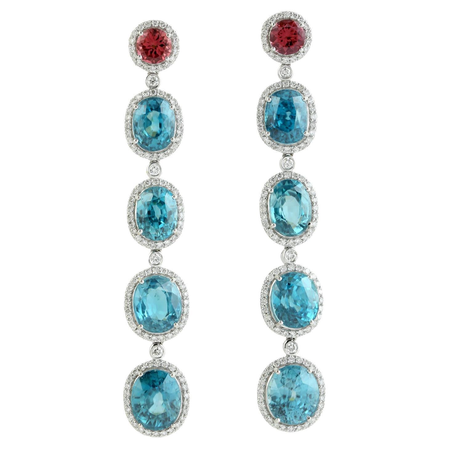 Mehrstufige Turmalin- und blaue Zirkon-Ohrringe mit Diamanten aus 18 Karat Weißgold im Angebot