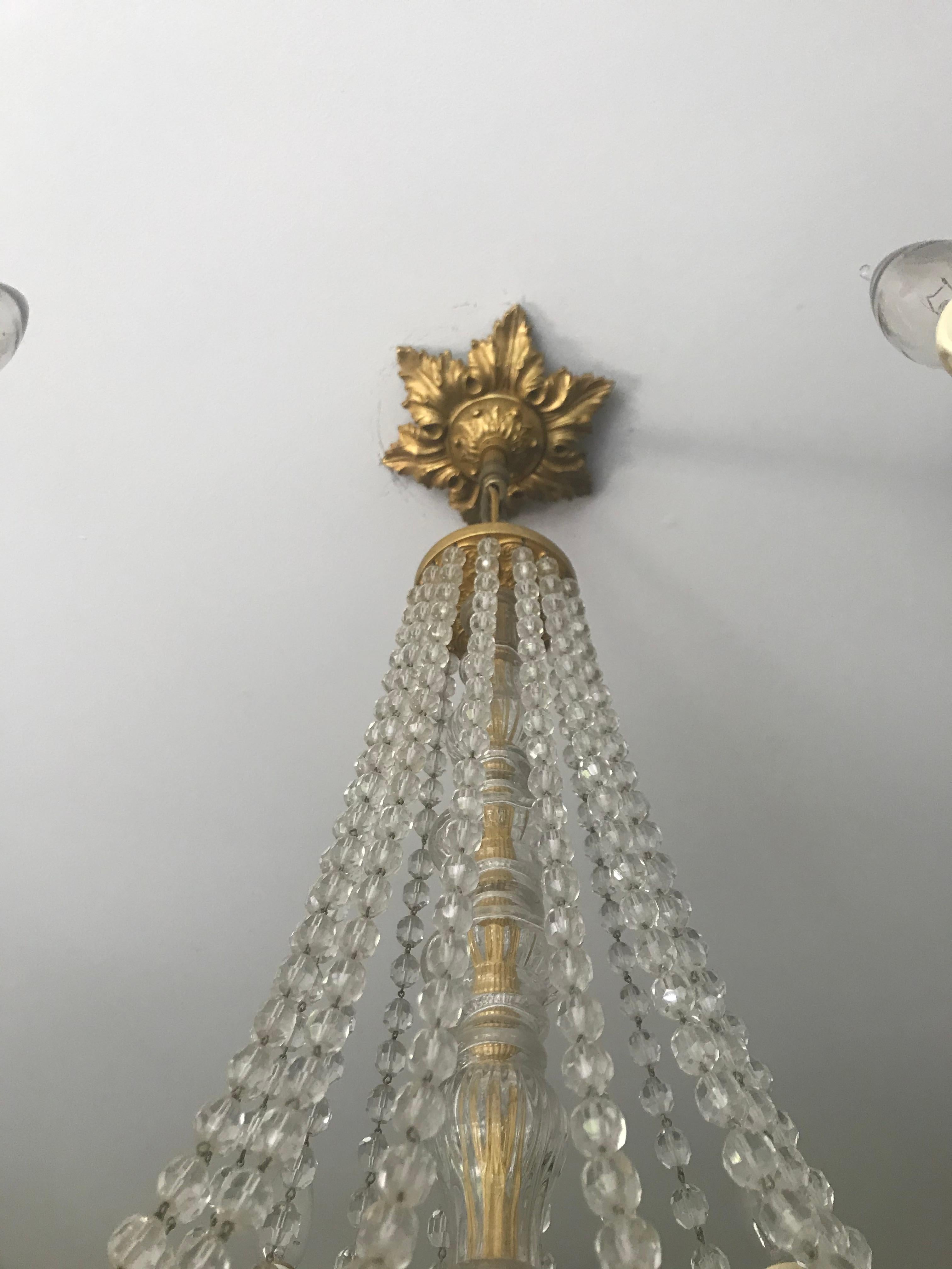 Mehrstufiger, romantischer französischer Bronze-Kronleuchter aus Gold und Kristall, mehrstufiger (Französisch) im Angebot