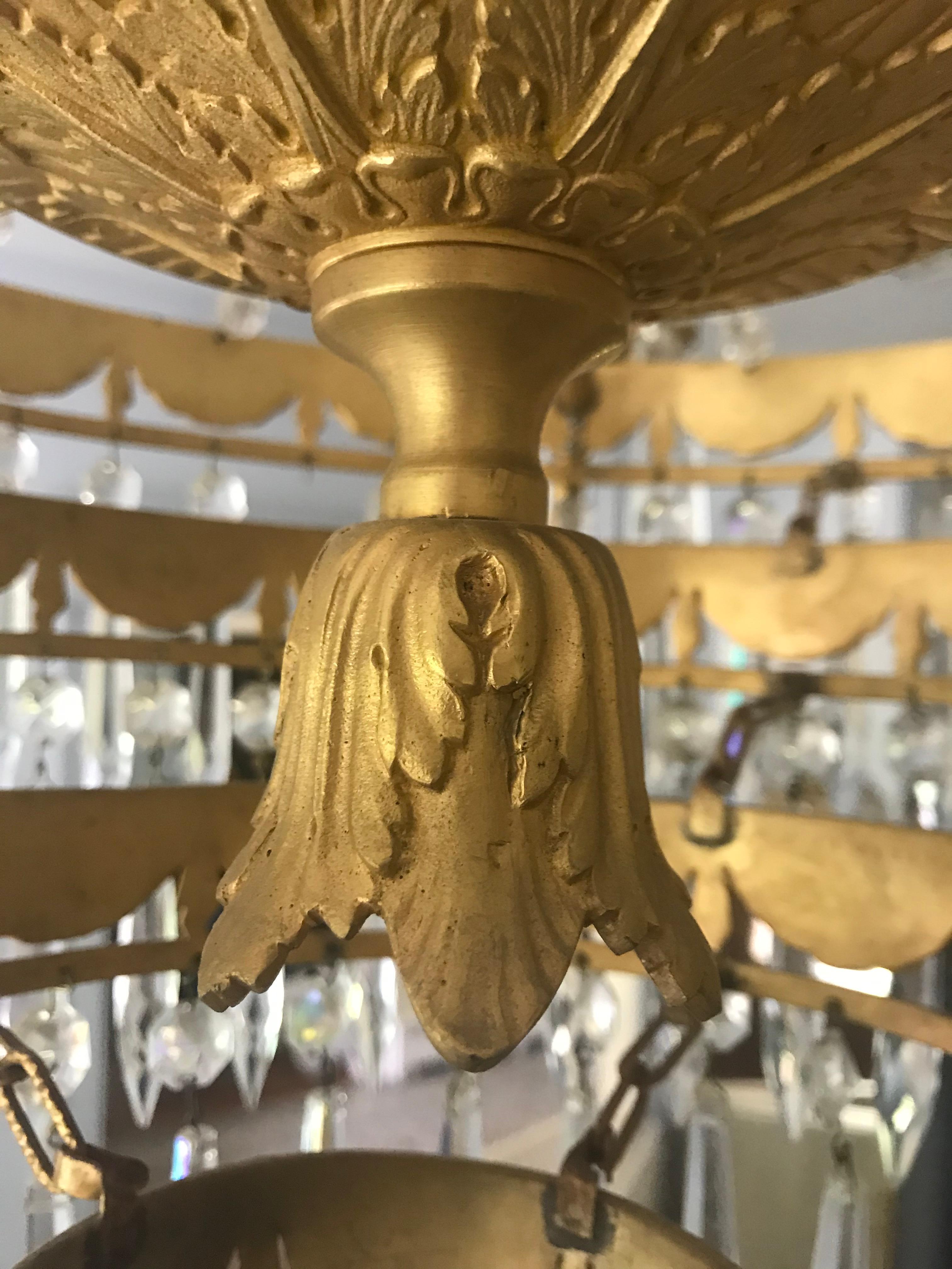 Mehrstufiger, romantischer französischer Bronze-Kronleuchter aus Gold und Kristall, mehrstufiger im Zustand „Gut“ im Angebot in Hopewell, NJ