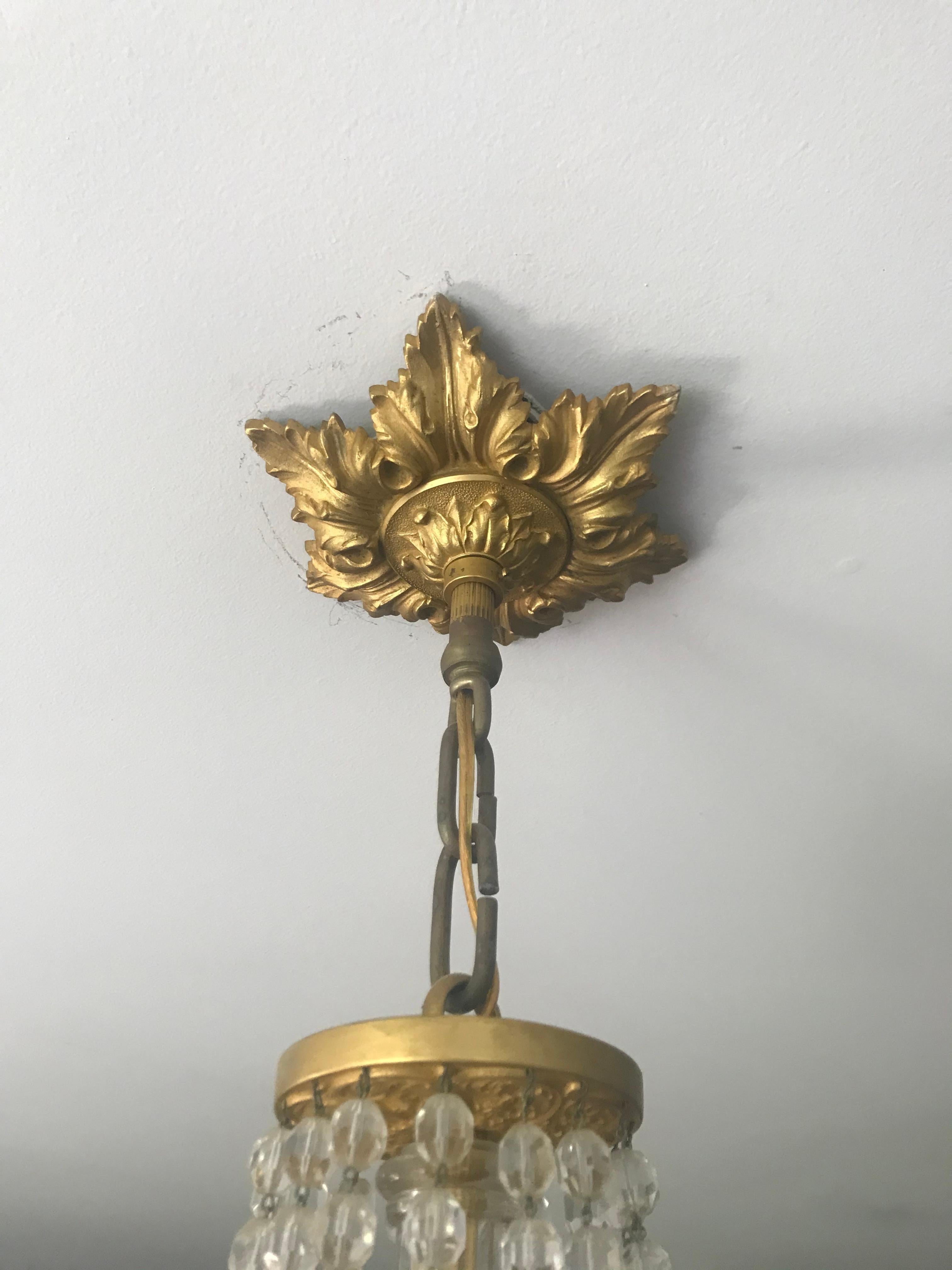 Mehrstufiger, romantischer französischer Bronze-Kronleuchter aus Gold und Kristall, mehrstufiger (Frühes 20. Jahrhundert) im Angebot