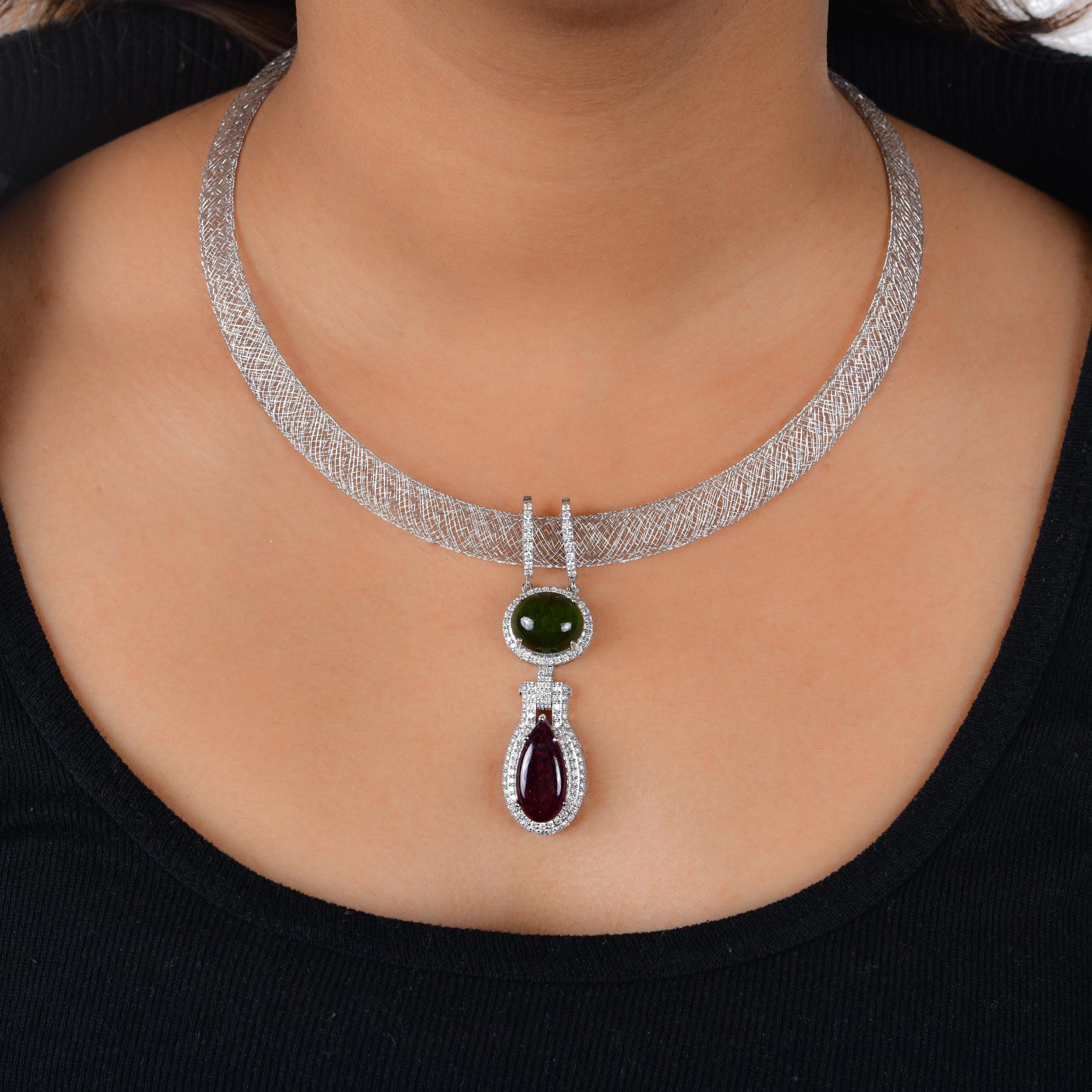 Ce collier pendentif en or blanc 14 carats à tourmaline multiple et diamant présente une pierre verte ovale avec un halo de diamants et une pierre rouge en forme de poire avec un halo de diamants, formant un pendentif serti dans un collier