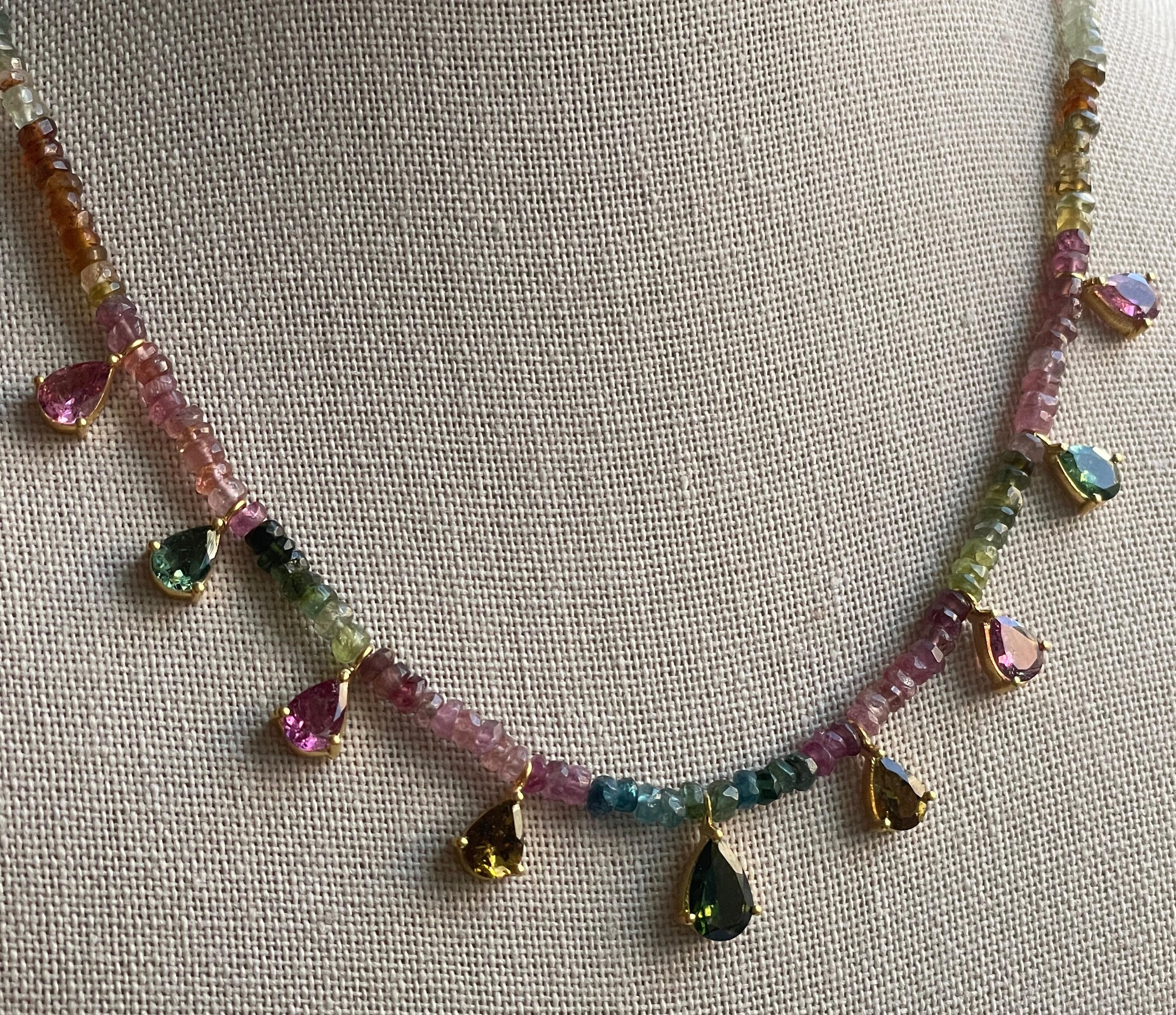 Diese Halskette besteht aus 9 Turmalinbirnen in allen Farben, darunter Rosa, Salbeigrün, Bernstein und Jägergrün. Der Turmalin ist ein magischer Stein, den es in vielen verschiedenen Farbtönen gibt. Die Perlen auf dieser Halskette reichen von