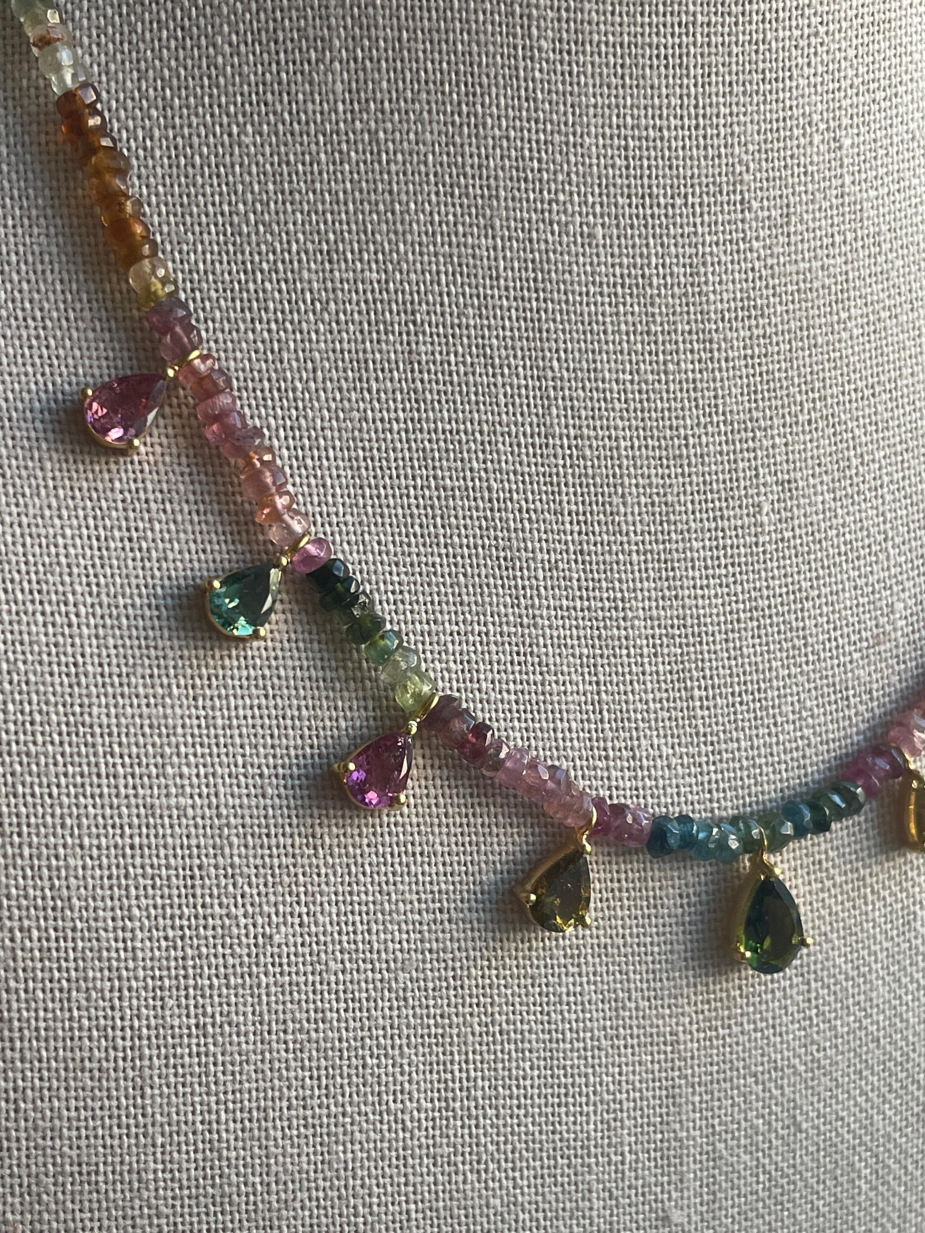 6,75 Karat Multi Turmalin Birne & Turmalin Perlen Gold Halskette (Moderne) im Angebot