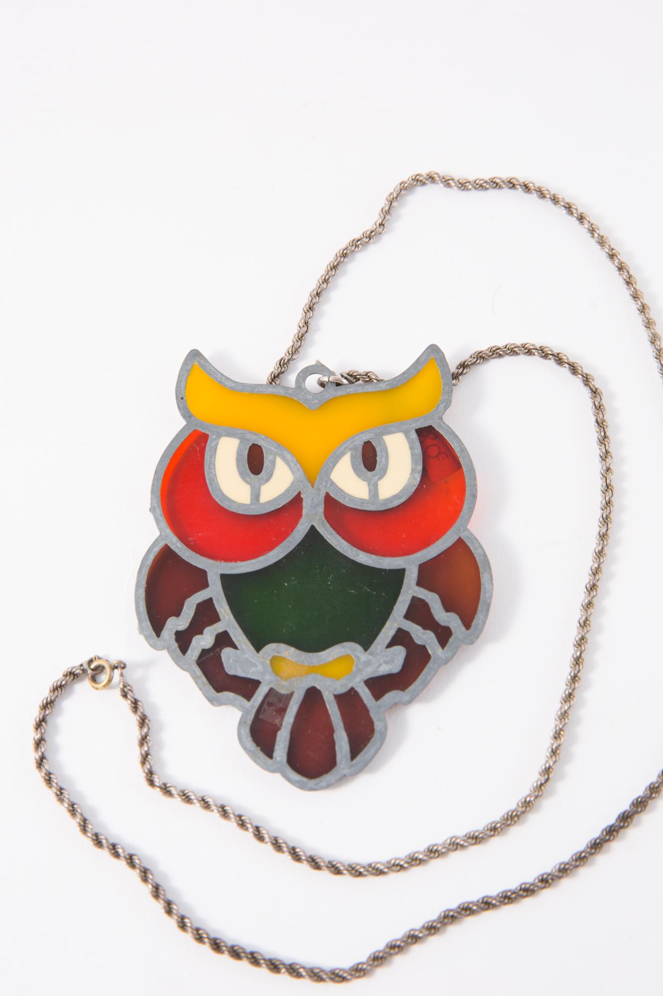 1960s multicolored large owl in stained glass effect necklace featuring a silver tone chain, a large owl size.
In good vintage condition   
Maxi Length chain: 25.1in. (64 cm)
Owl Maxi Length:3.5in. (9cm)
Owl Maxi Width: 2.7in (7cm)
We guarantee you