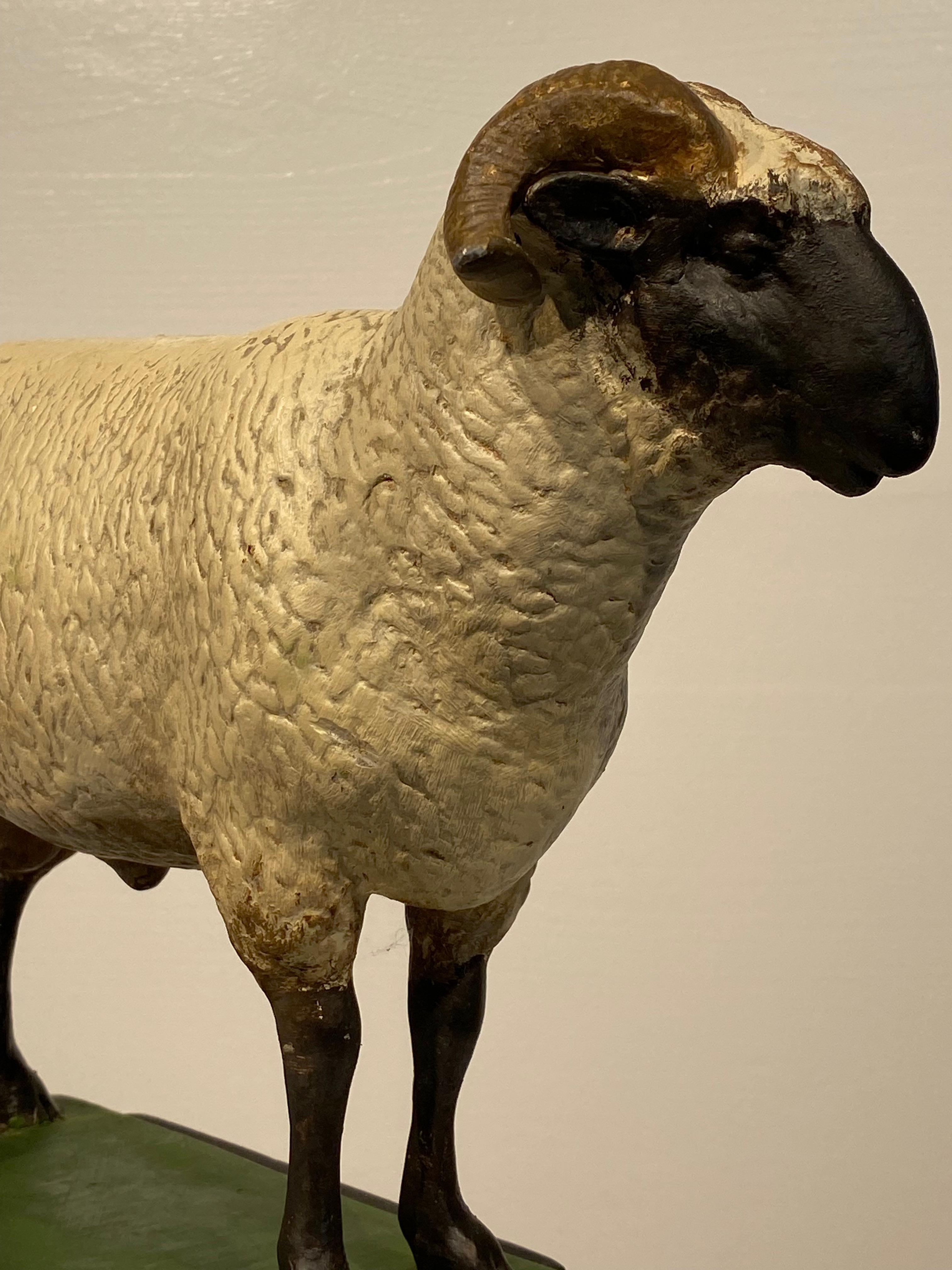 Scultura multicolore di un ariete In condizioni buone in vendita a Schellebelle, BE