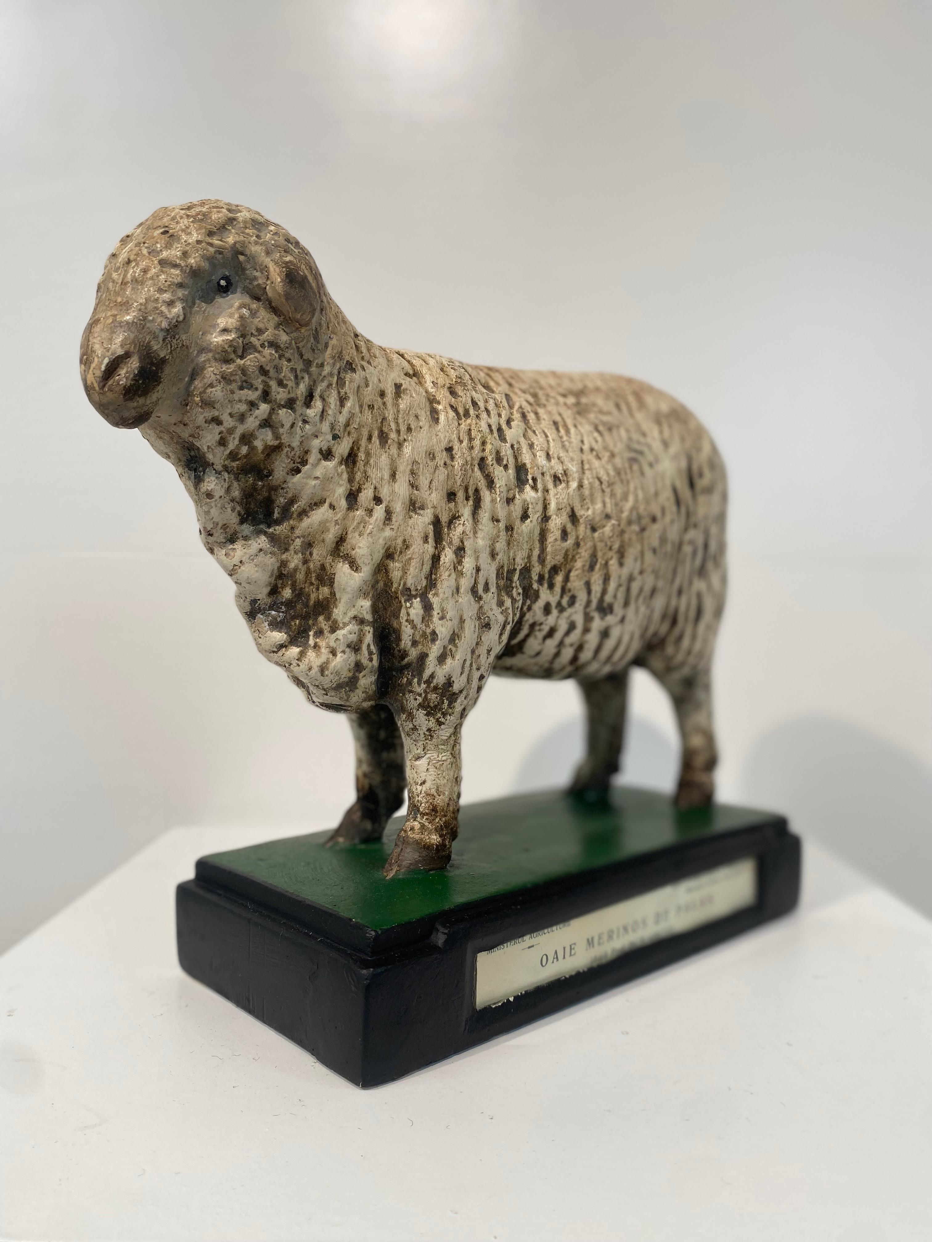 Sculpture de mouton multicolore en vente 4