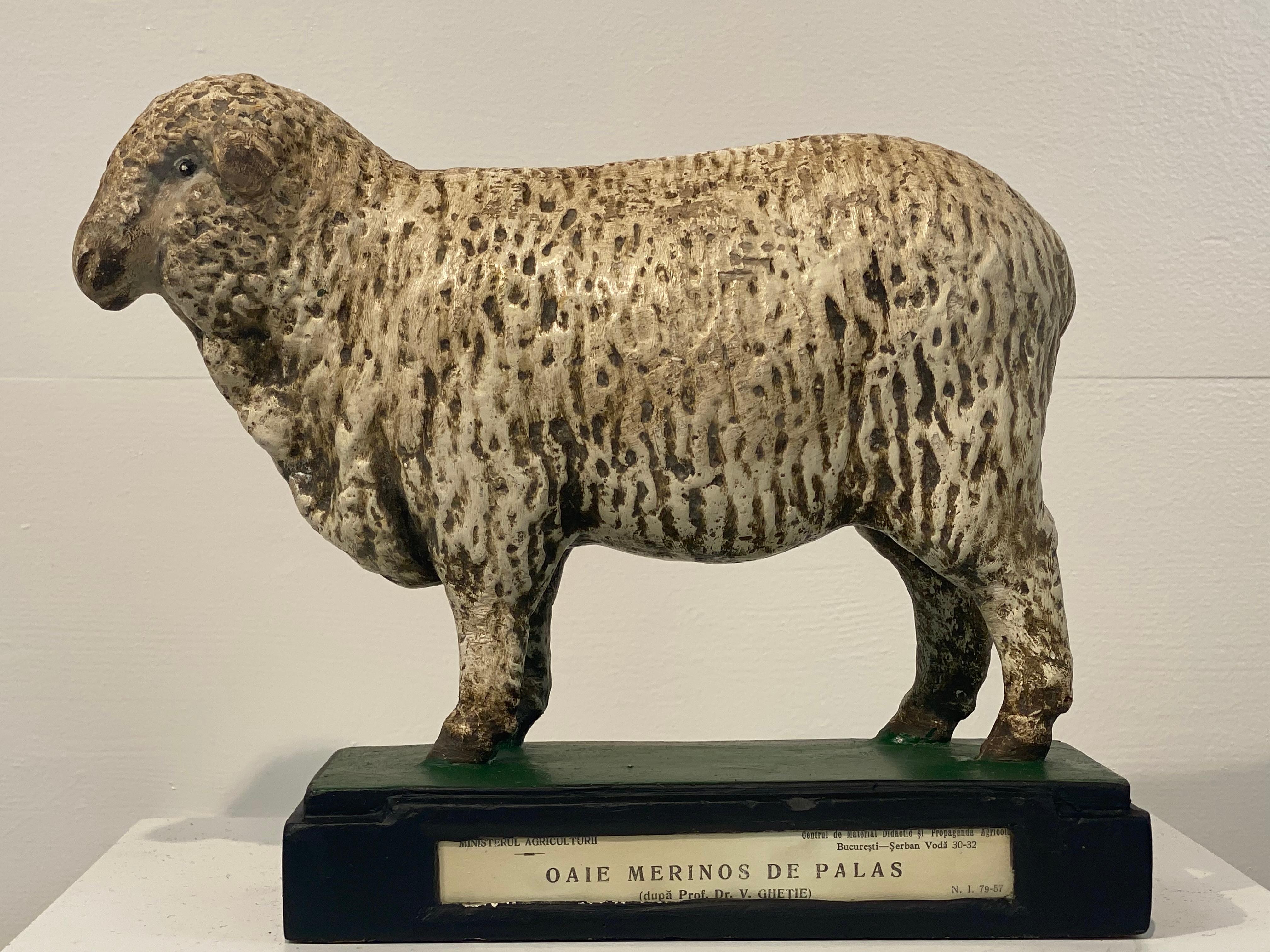 Peint à la main Sculpture de mouton multicolore en vente