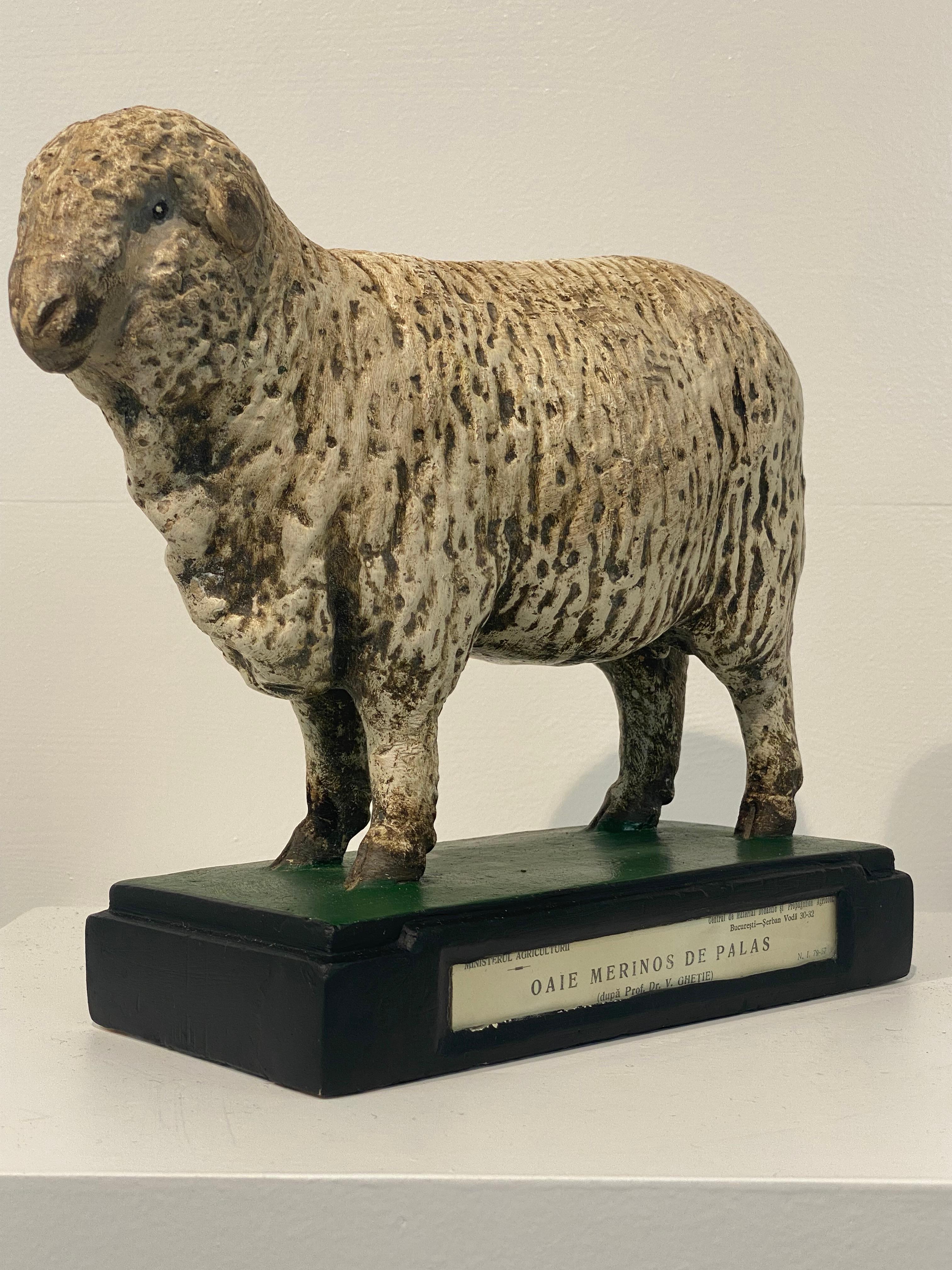 Sculpture de mouton multicolore en vente 3