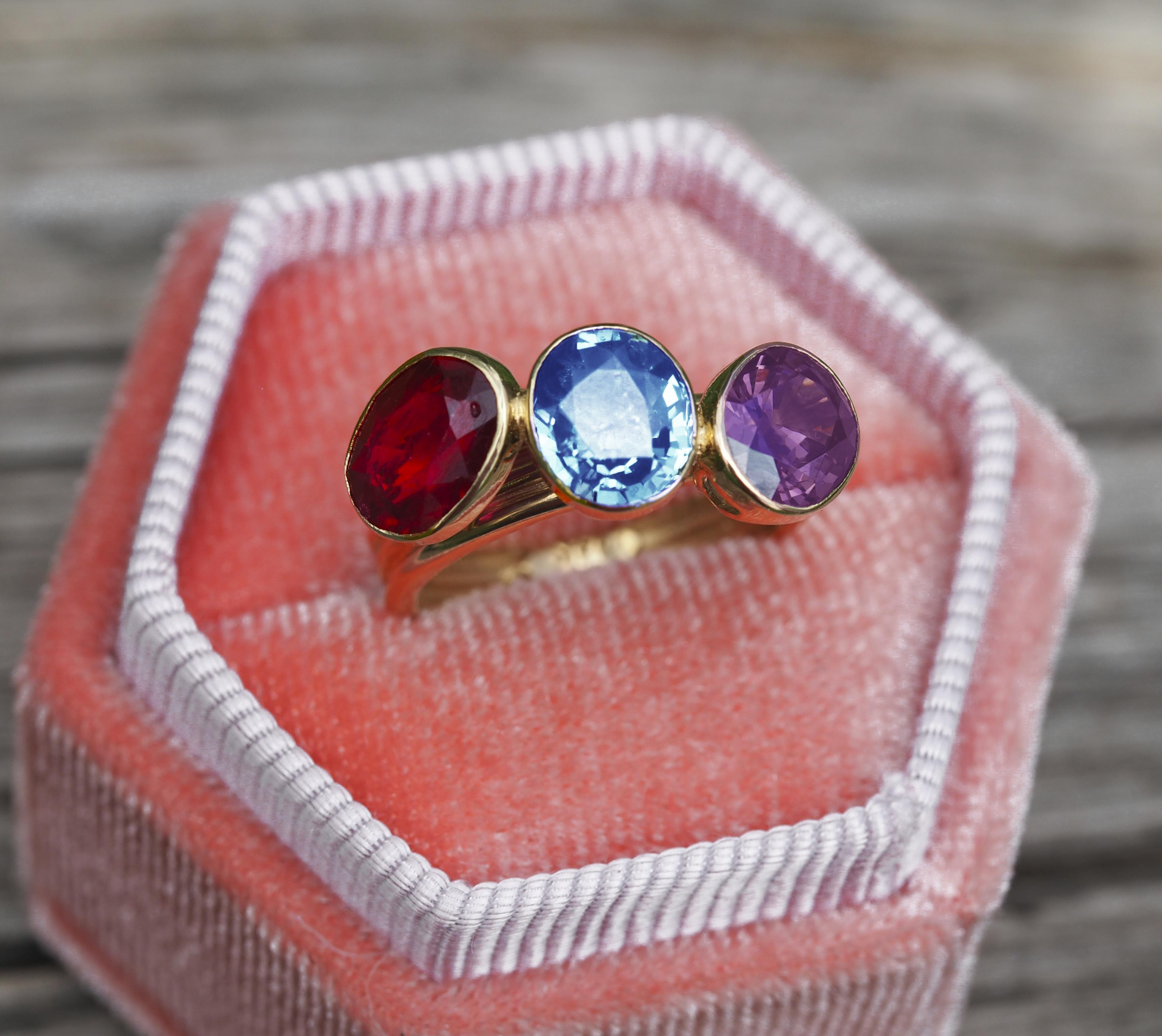 En vente :  Multicolor 14k gold ring with amethyst, ruby and topaz 6