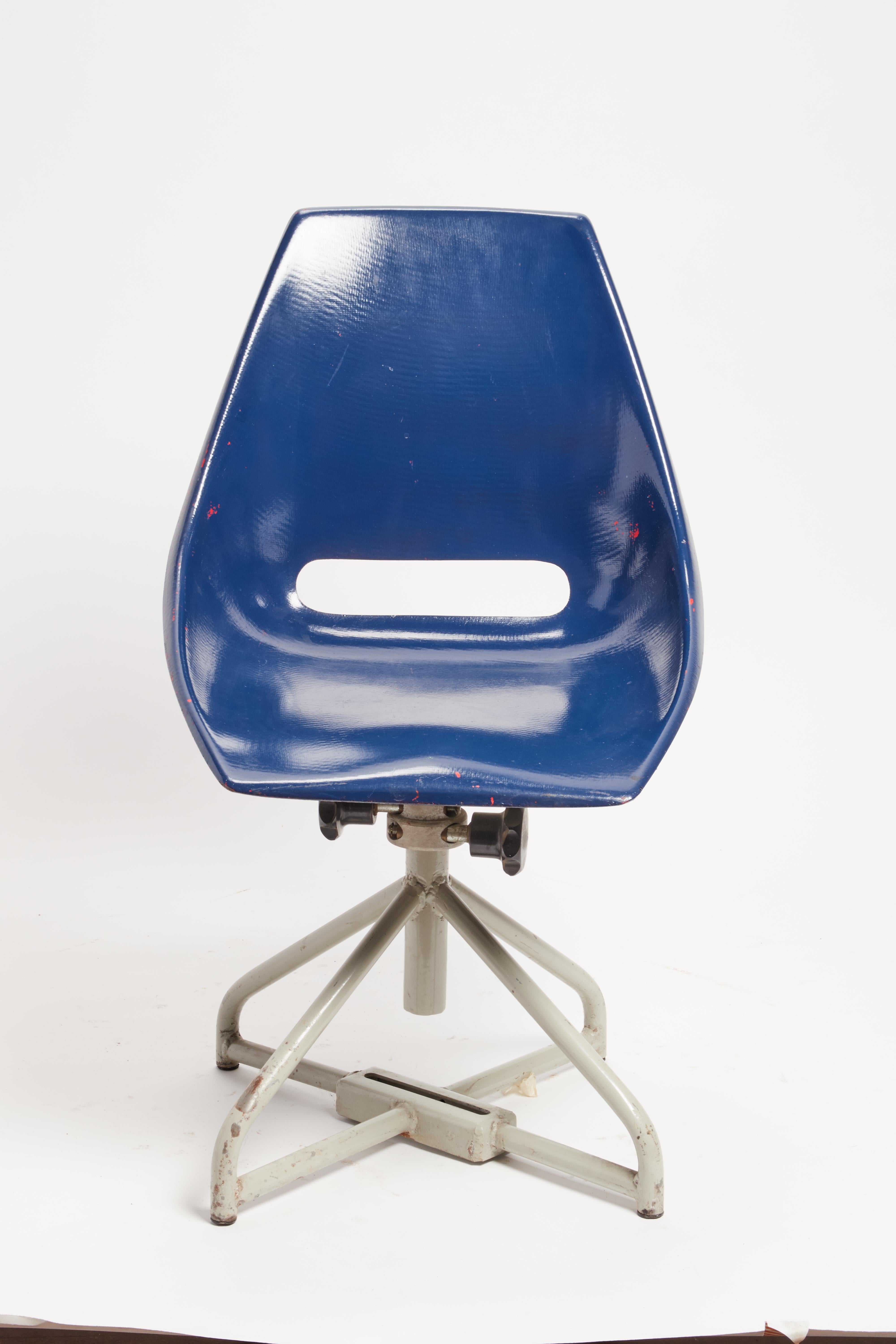 Multicolor Adjustable Fiberglass Chairs, Italy, 1950 For Sale 4